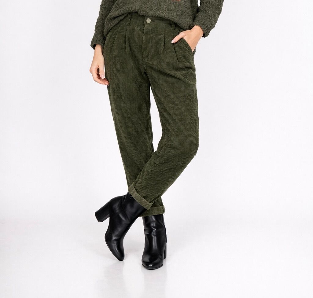 Pantalon coupe carotte en velours côtelé, taille semi-élastiquée au dos, passants pour glisser une ceinture 2 poches latérales, pinces à l'avant, fermeture par zip et bouton contrastant