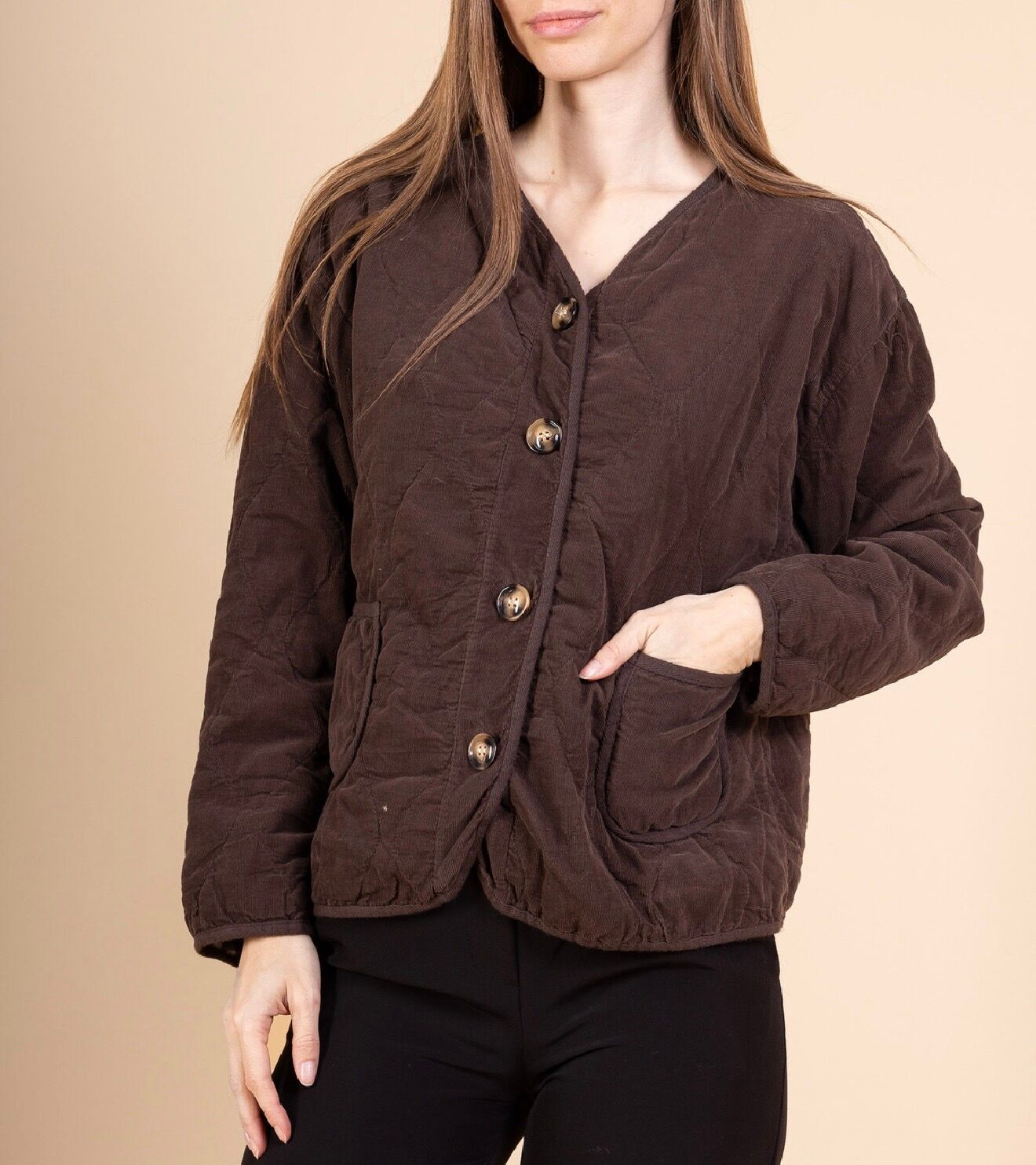 Veste matelassée en velours côtelé fin boutonnée surpiquage en losanges encolure en V doublure intérieure intégrale à motif carreaux vichy 2 poches plaquées à l’avant