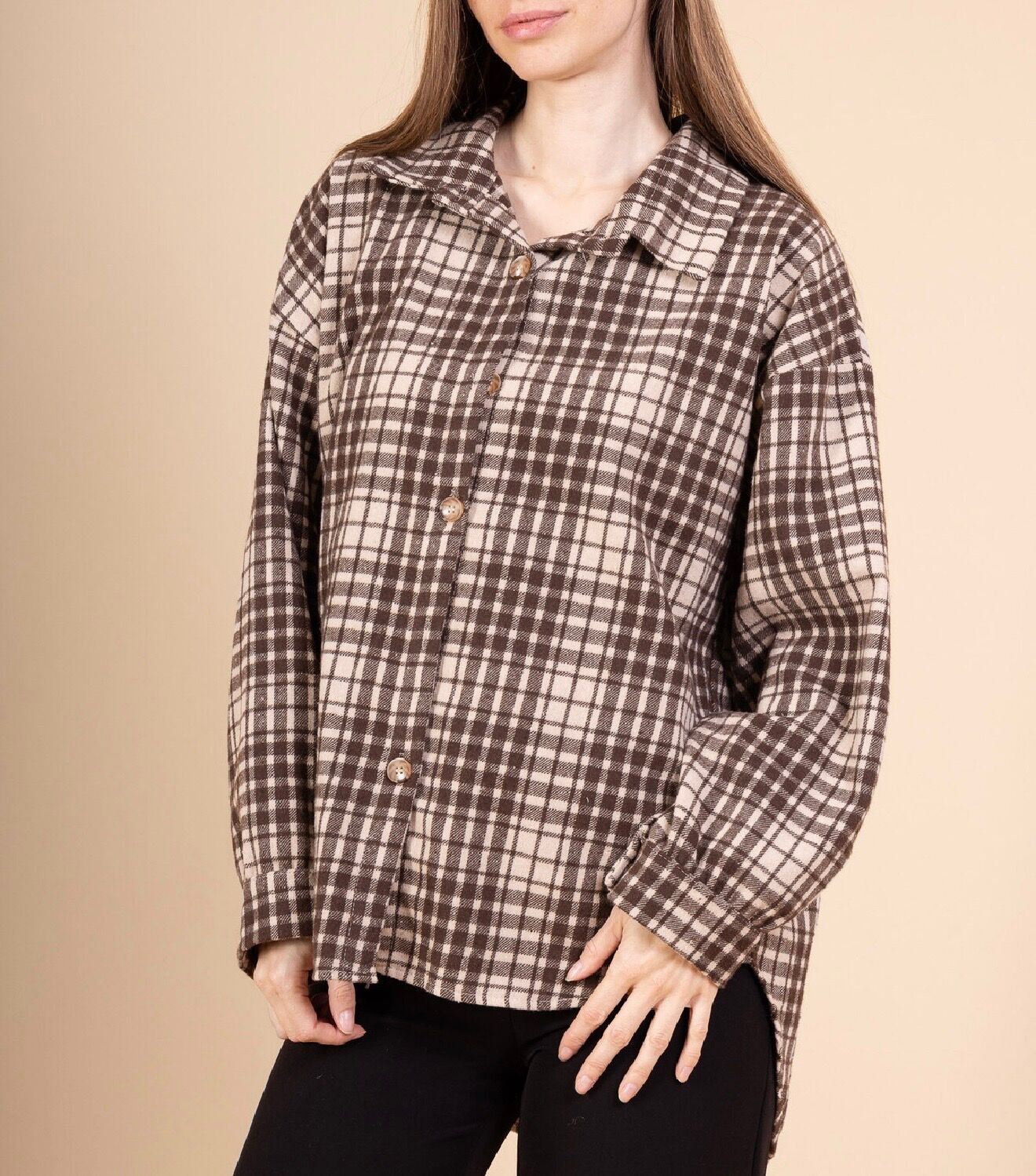 Surchemise manches longues poignets boutonnés col chemise base asymétrique arrondie large pli d'aisance au dos