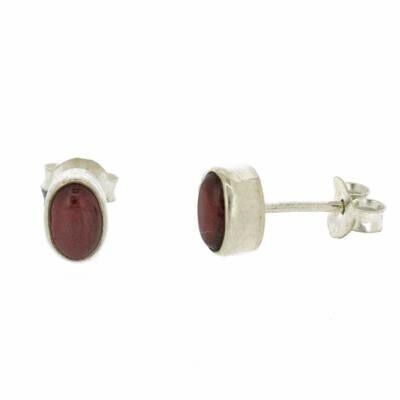4mm ovale Ohrstecker in Granat Cabochon Sterling Silber und Box (NSS03-GC+BOX)