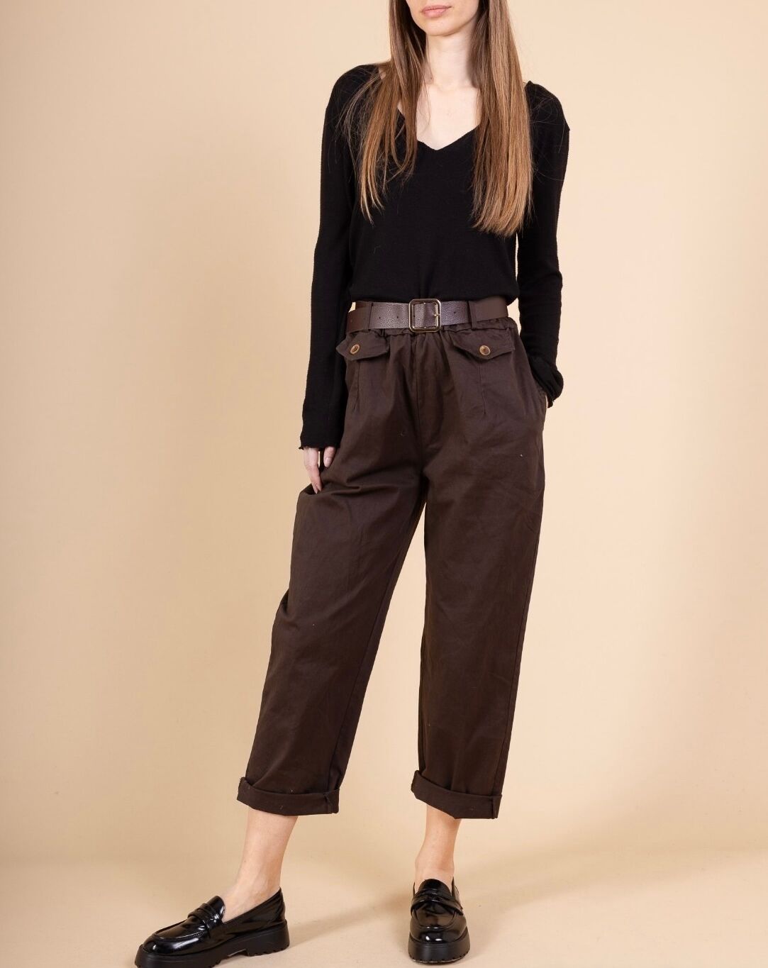 Pantalon en toile de coton coupe carotte taille haute froncée à l’arrière 2 poches latérales 2 poches à rabat boutonnées sur le devant ceinture à boucle carrée métallique