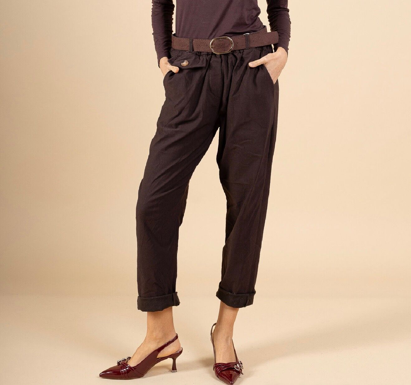 Pantalon intérieur molletonné coupe carotte taille élastiquée froncée 2 poches latérales et 2 poches à l’arrière , poche à rabat boutonnée sur le devant, ceinture suédine, dotée d'une boucle ovale dorée