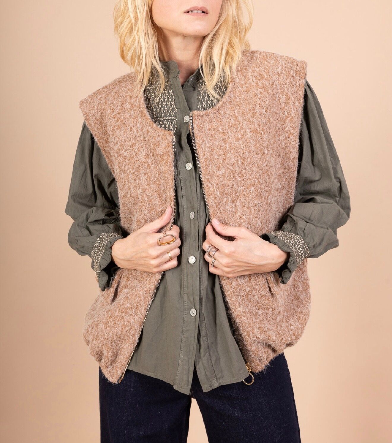 Gilet sans manches laine bouillie fermeture centrale zippée ornée d'un tire-zip en forme d'anneau 2 grandes poches asymétriques à l'avant