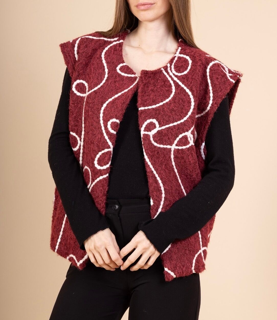 Gilet laine bouillie sans manches 2 poches latérales broderies blanches en forme de courbes et d'arabesques