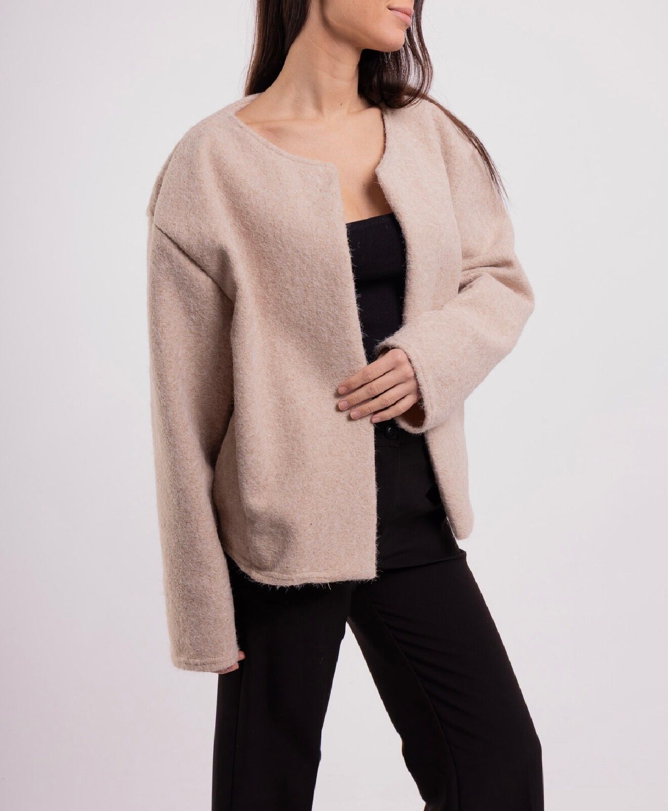 Veste courte minimaliste en laine bouillie coupe bord à bord emmanchures descendues et manches larges 2 poches latérales