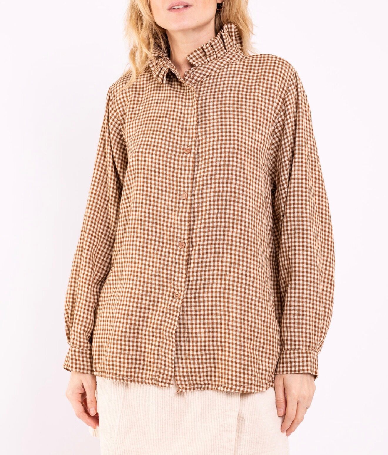 Long-sleeved shirt with buttoned cuffs, wide back pleat, stand-up collar adorned with a delicate gingham ruffle