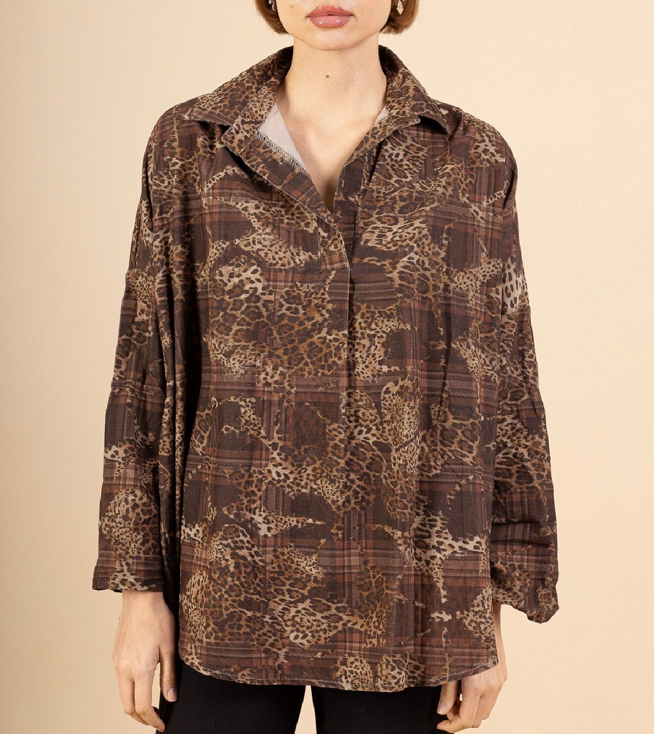 Blouse manches longues col chemise dos structuré par un pli creux central imprimé léopard sur un fond à carreaux