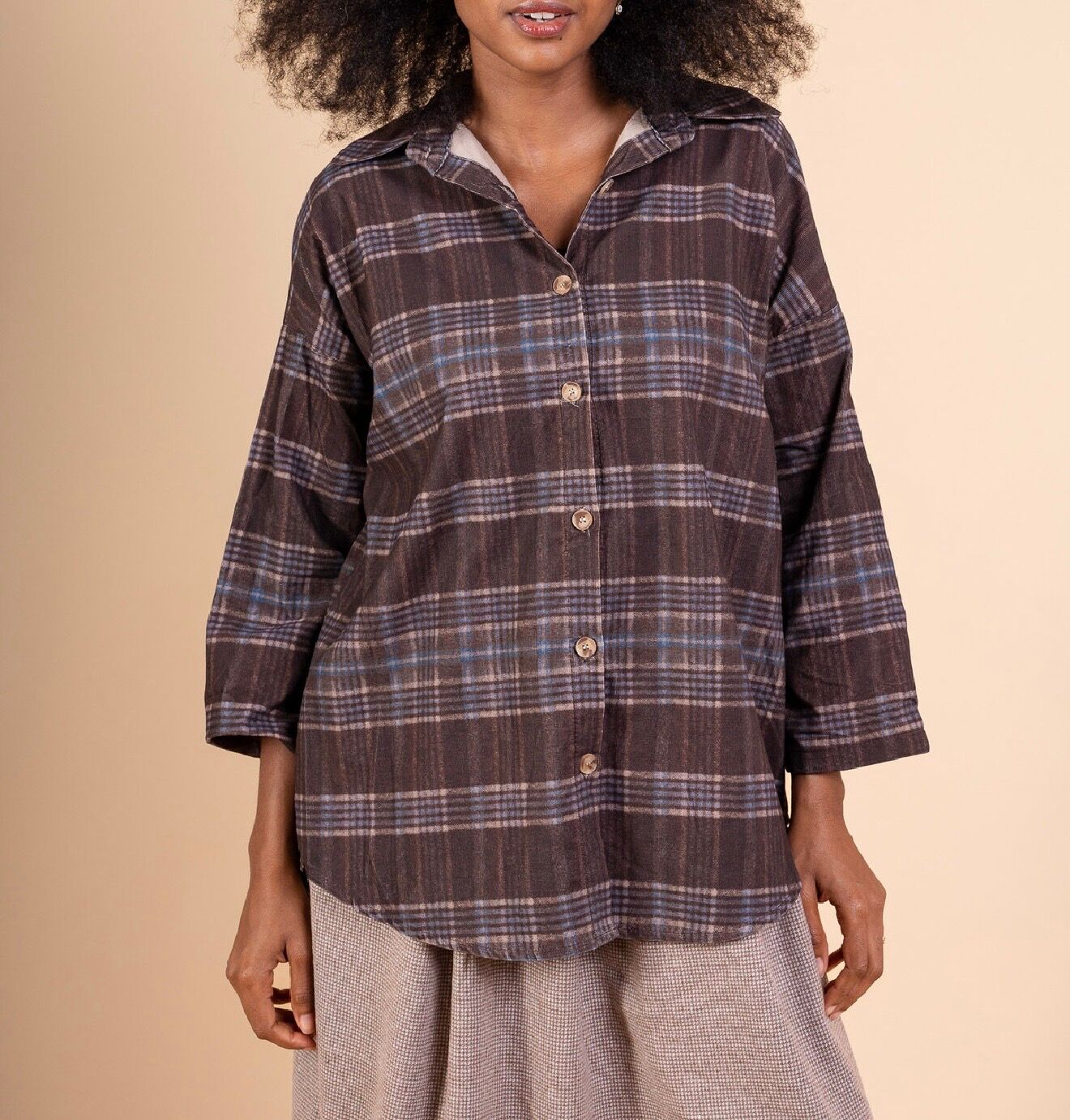Chemise en velours côtelé fin oversize manches 3/4 col chemise pli d’aisance au dos motif à carreaux