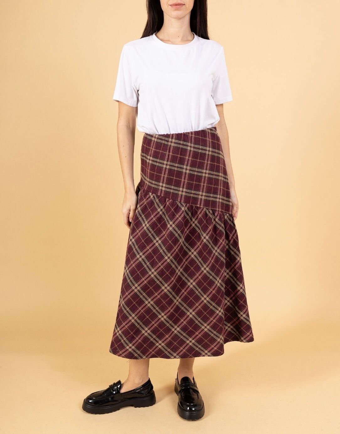 Jupe midi couture asymétrique en biais taille haute motif carreaux tartan