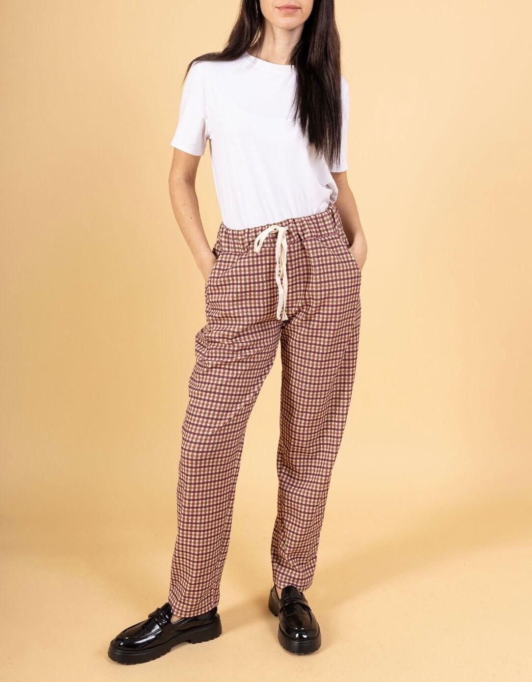 Pantalon droite légèrement fuselé taille élastiquée avec cordon de serrage 2 poches latérales et 2 poches arrière motif petits carreaux