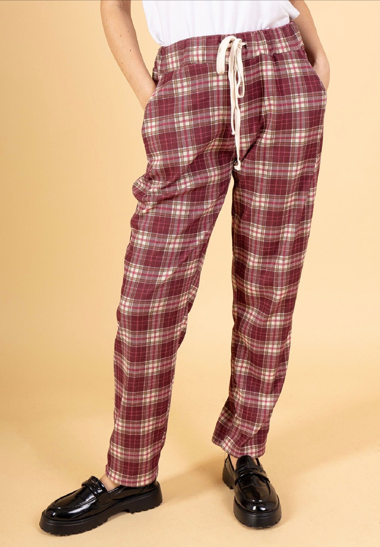 Pantalon droite légèrement fuselé taille élastiquée avec cordon de serrage 2 poches latérales et arrière motif carreaux tartan