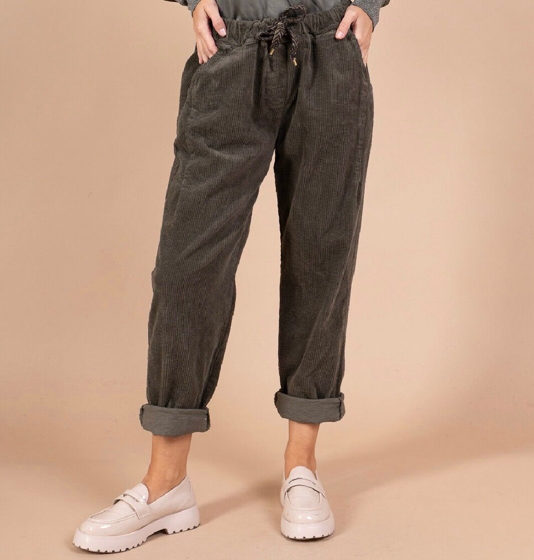 Pantalon en velours côtelé coupe carotte 2 poches latérales 2 poches plaquées au dos taille élastiquée ajustable grâce à un cordon de serrage tressé à motif chevrons et embouts métalliques dorés