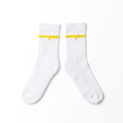Les chaussettes de sport blanches et jaunes