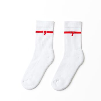 Les chaussettes de sport blanches et rouges 2