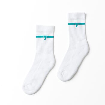 Les chaussettes de sport blanches et turquoise