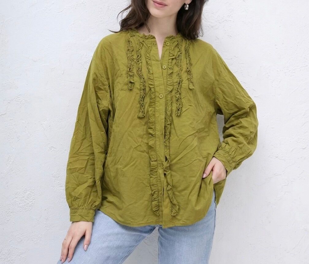 Chemise bohème manches longues poignets boutonnés col montant froufrou patte de boutonnage encadrée par des volants verticaux