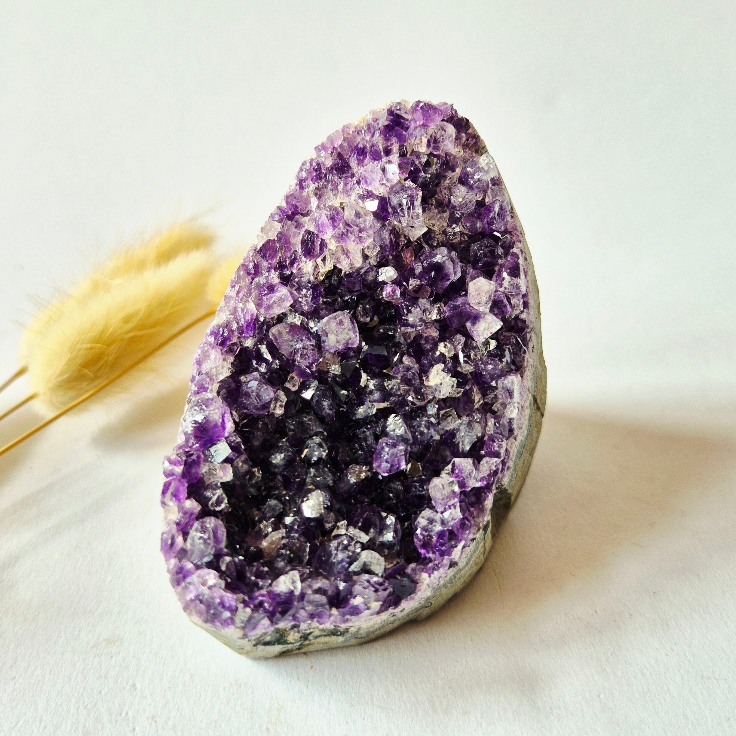 Amethist Cluster 312 gram | Donkerpaarse Kristallen op Natuurlijke Matrix