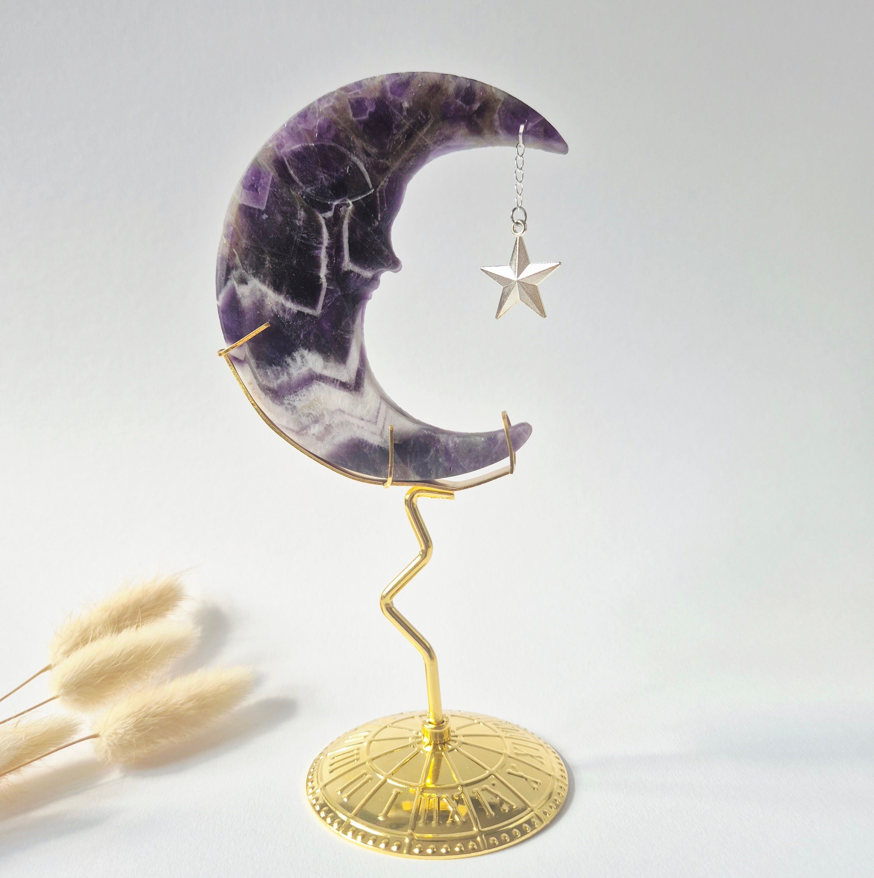Dream Amethist Maan op Goudkleurige Standaard – 10cm #28 - Edelsteen Gezicht Gravure Spiritueel Interieur