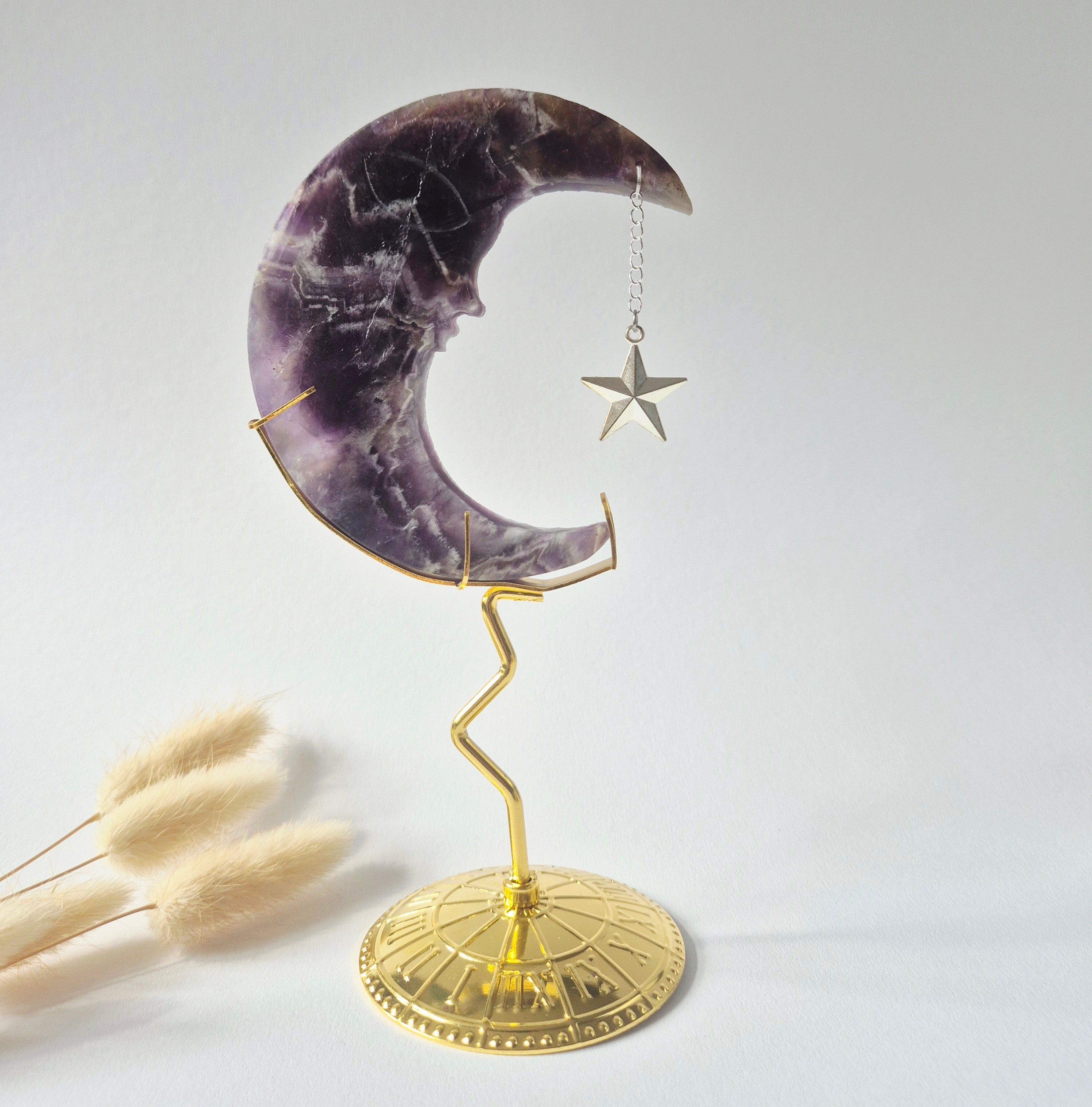 Dream Amethist Maan op Goudkleurige Standaard – 10cm #25 - Edelsteen Gezicht Gravure Spiritueel Interieur