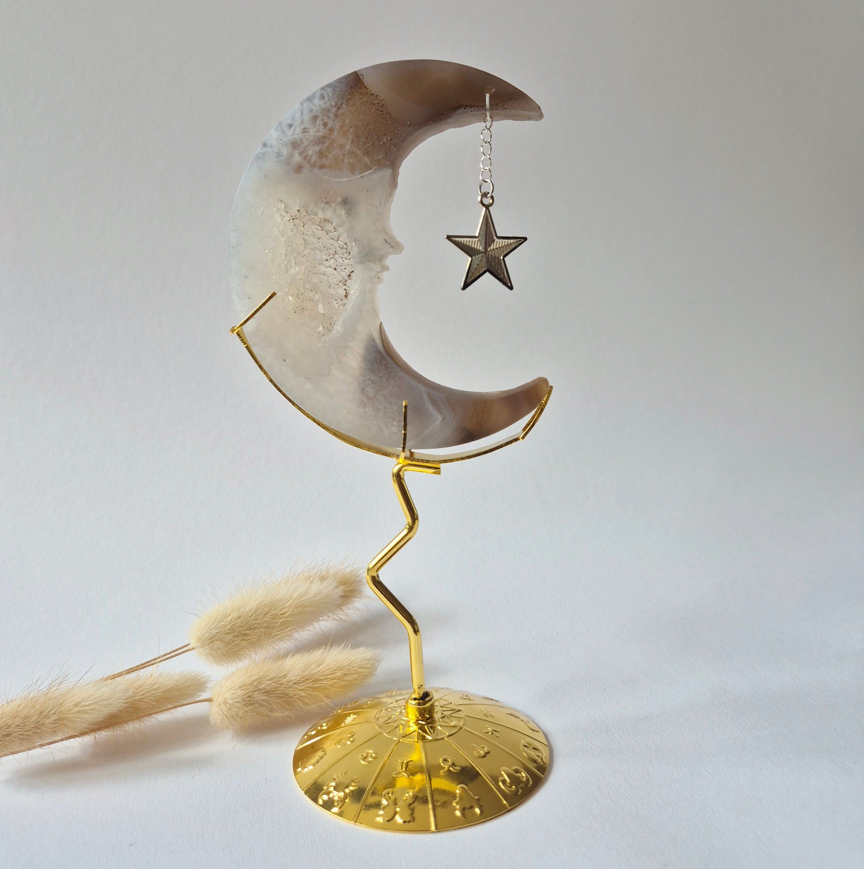 Druzy Grijze Agaat Maan op Goudkleurige Standaard – 10cm #9 - Edelsteen Gezicht Gravure Spiritueel Interieur