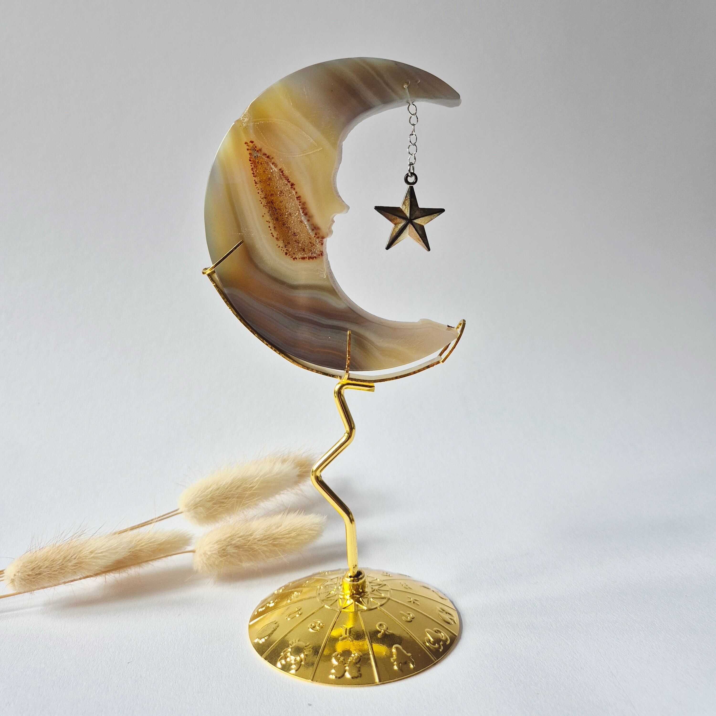 Druzy Grijze Agaat Maan op Goudkleurige Standaard – 10cm #17 - Edelsteen Gezicht Gravure Spiritueel Interieur