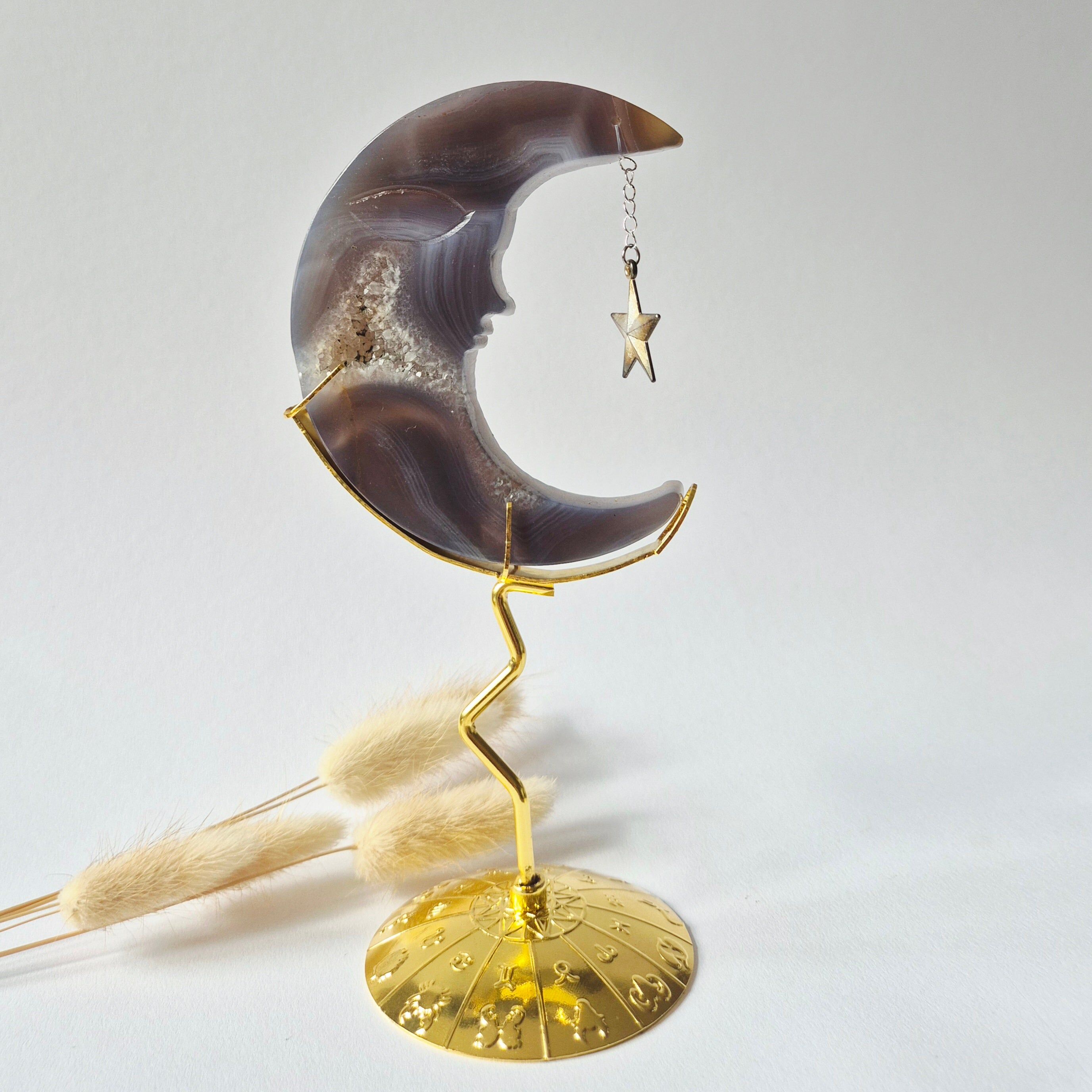 Druzy Grijze Agaat Maan op Goudkleurige Standaard – 10cm #16 - Edelsteen Gezicht Gravure Spiritueel Interieur