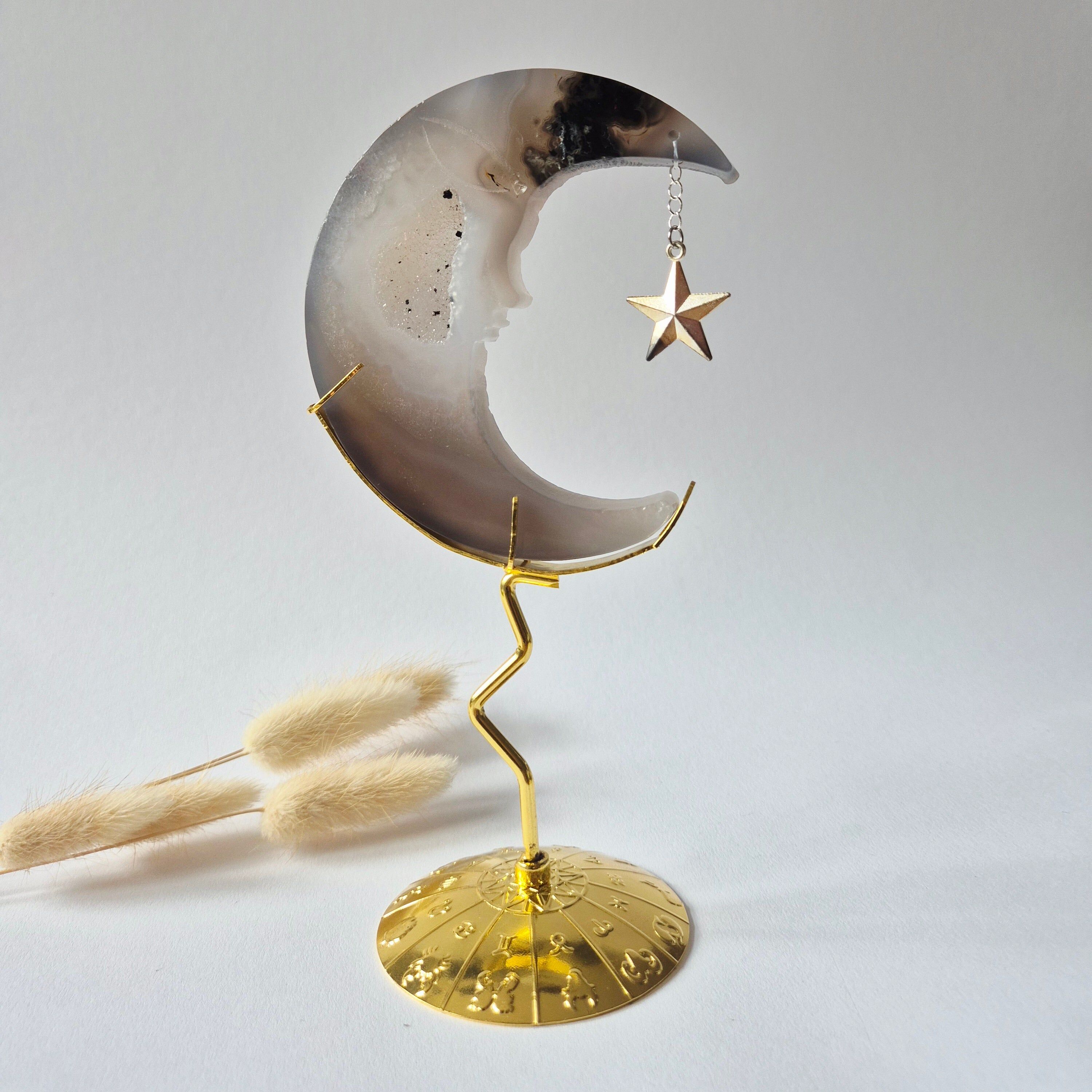 Druzy Grijze Agaat Maan op Goudkleurige Standaard – 10cm #20 - Edelsteen Gezicht Gravure Spiritueel Interieur