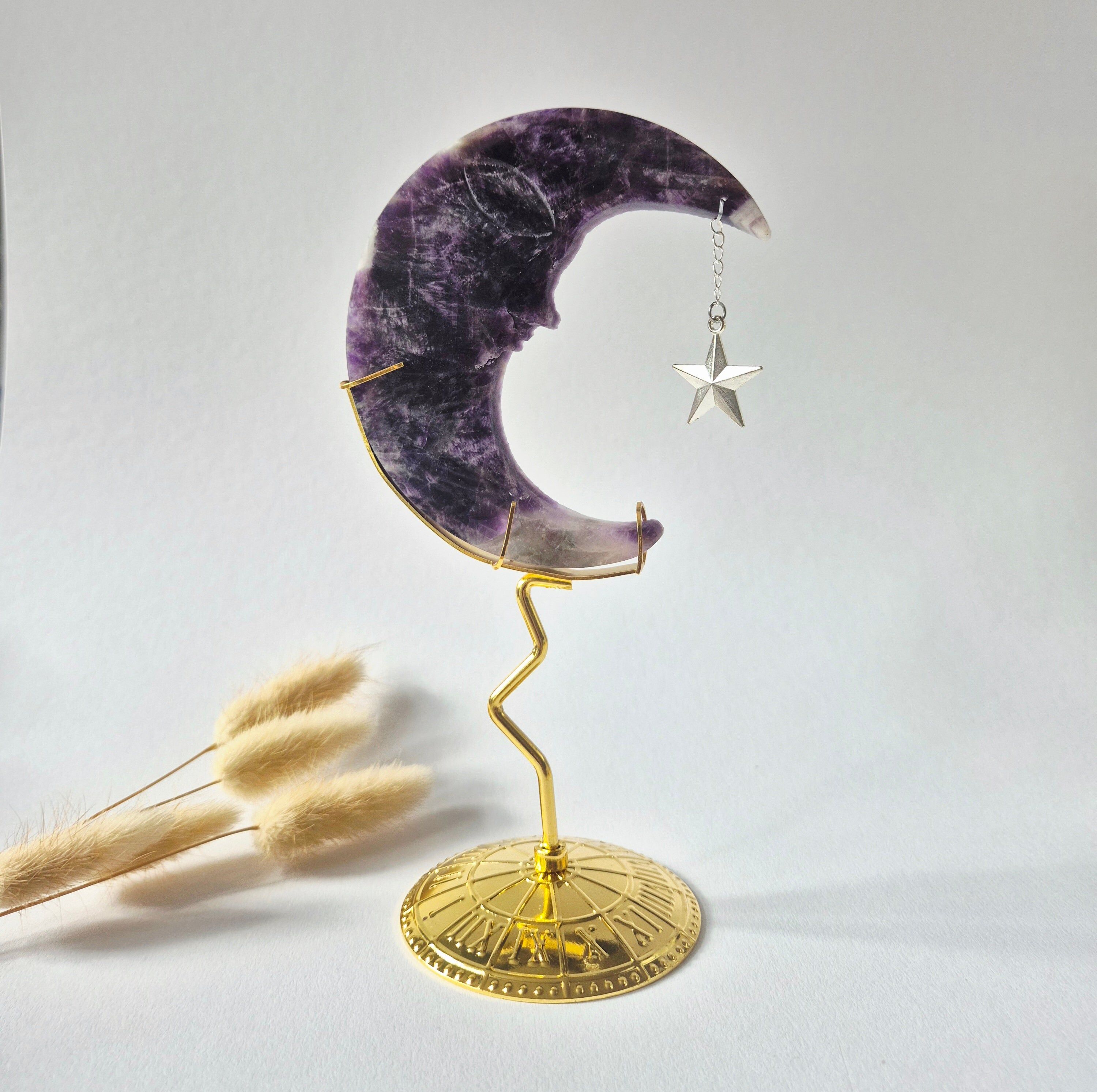 Dream Amethist Maan op Goudkleurige Standaard – 10cm #21 - Edelsteen Gezicht Gravure Spiritueel Interieur