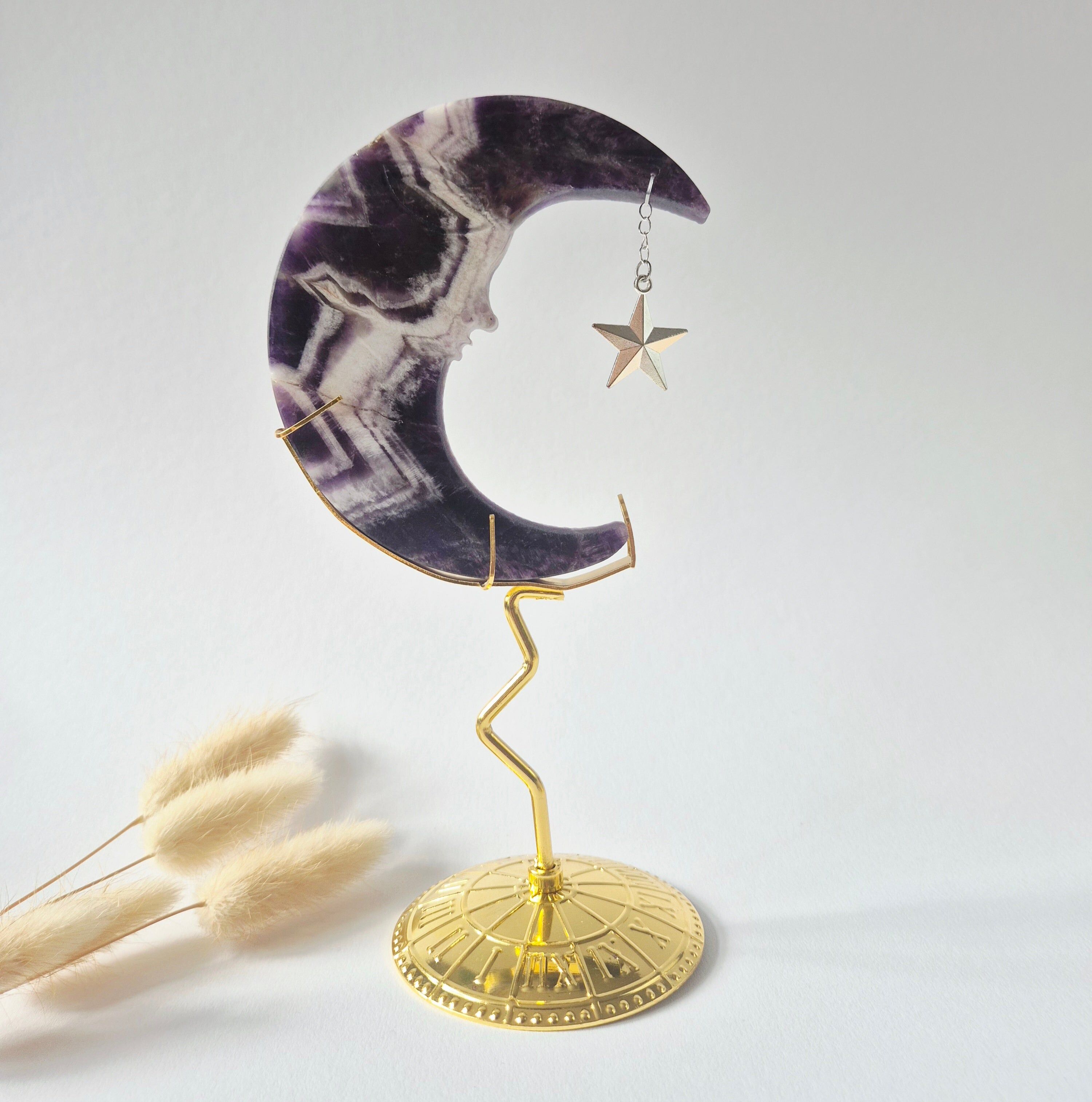 Dream Amethist Maan op Goudkleurige Standaard – 10cm #23 - Edelsteen Gezicht Gravure Spiritueel Interieur