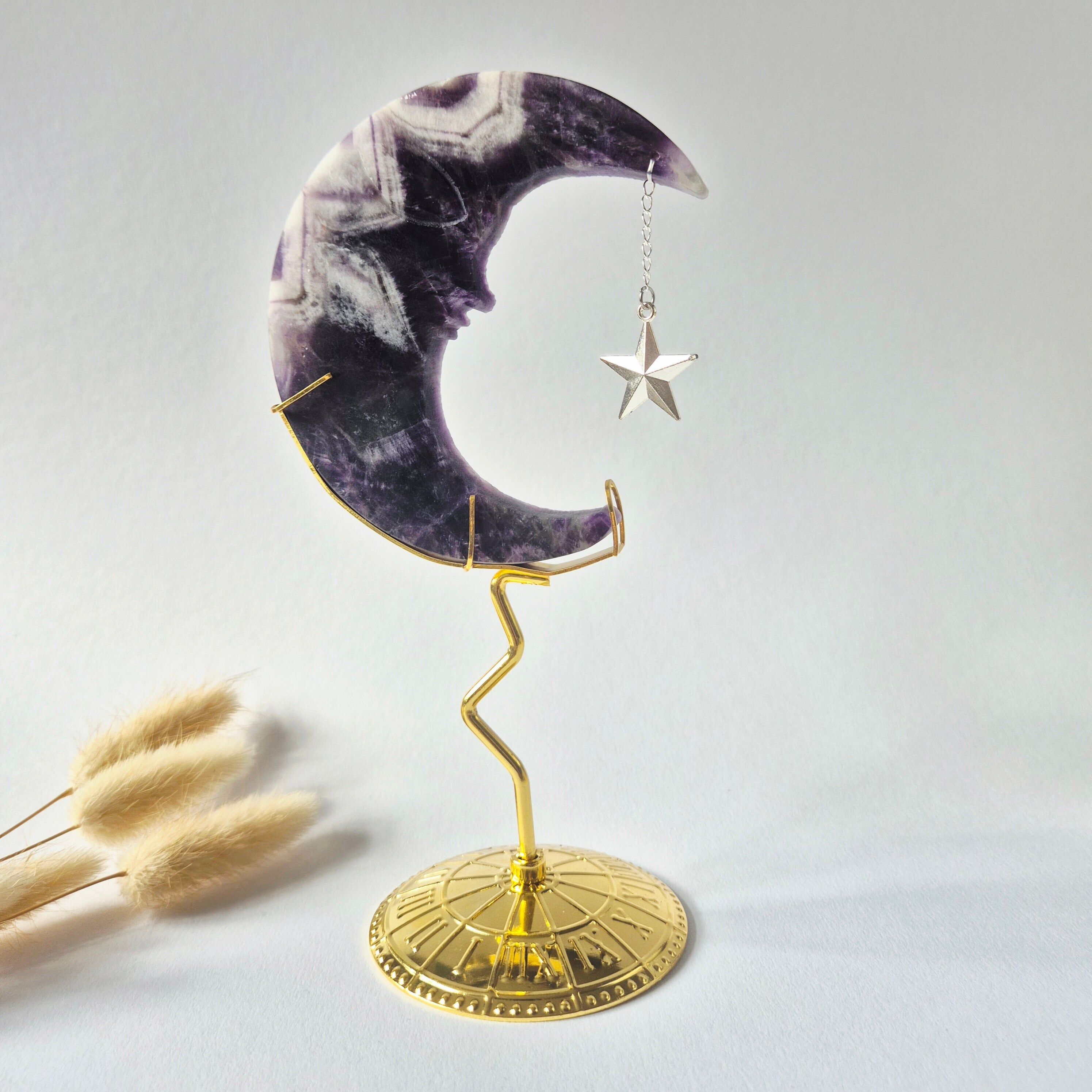 Dream Amethist Maan op Goudkleurige Standaard – 10cm #27 - Edelsteen Gezicht Gravure Spiritueel Interieur
