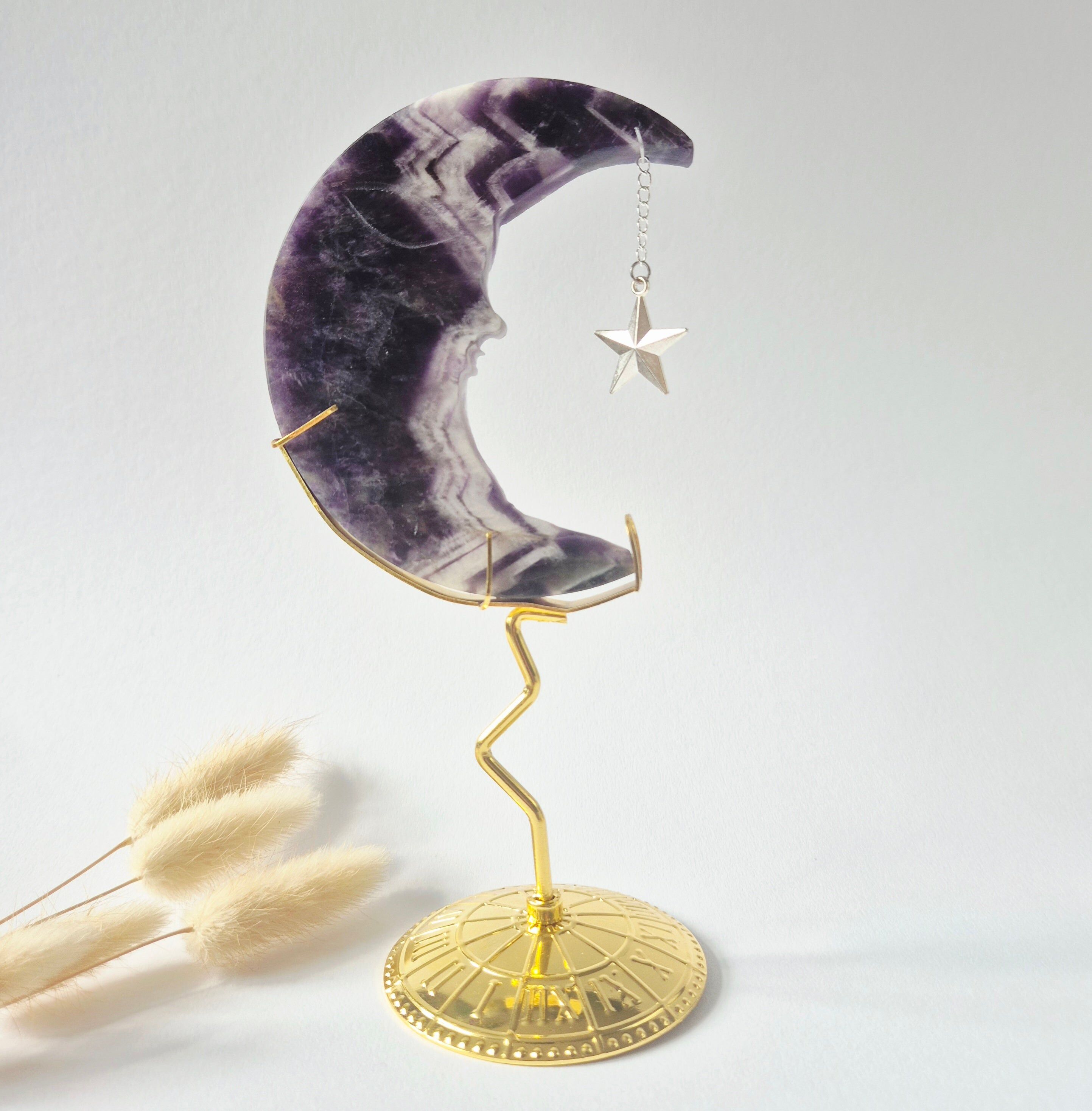 Dream Amethist Maan op Goudkleurige Standaard – 10cm #24 - Edelsteen Gezicht Gravure Spiritueel Interieur