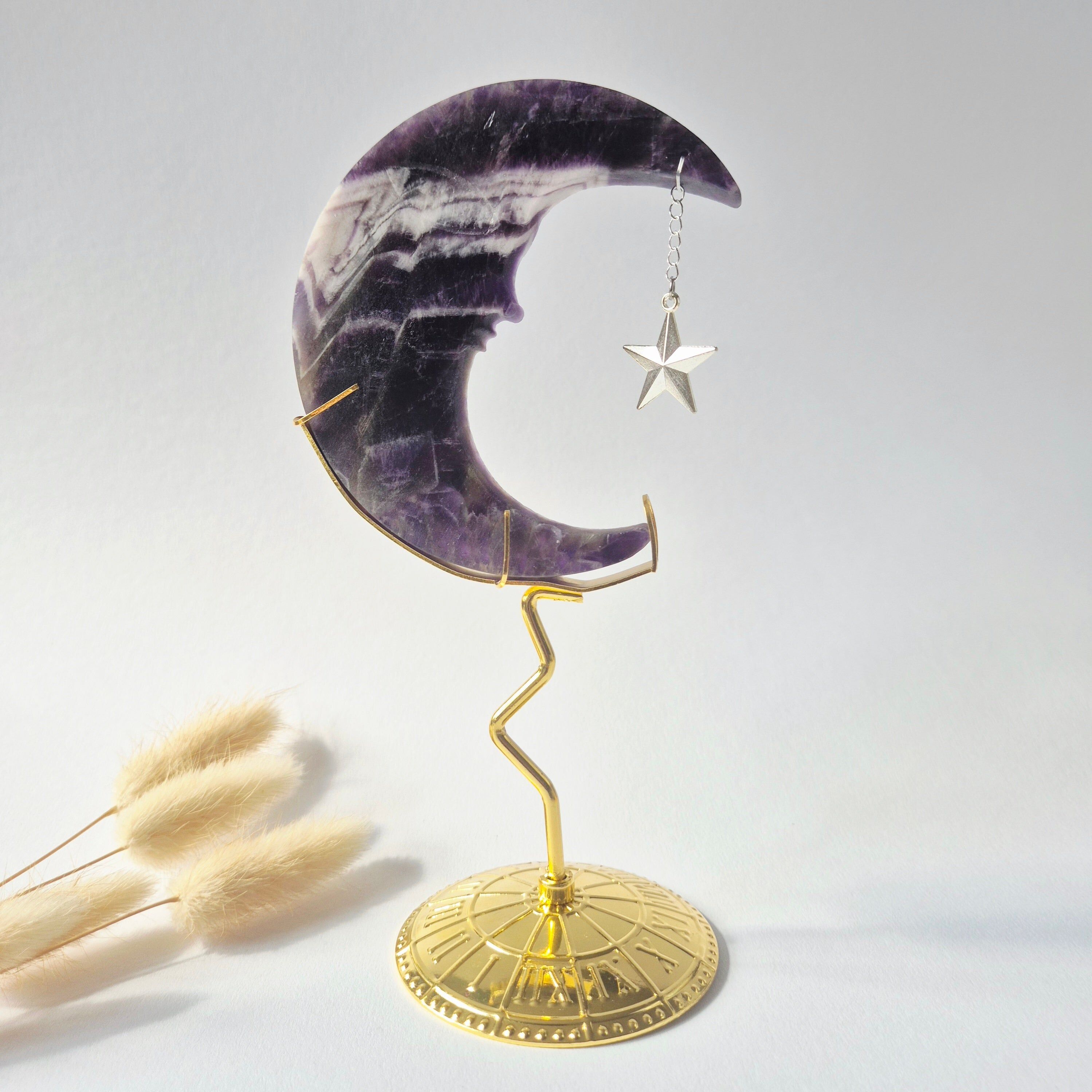 Dream Amethist Maan op Goudkleurige Standaard – 10cm #29 - Edelsteen Gezicht Gravure Spiritueel Interieur