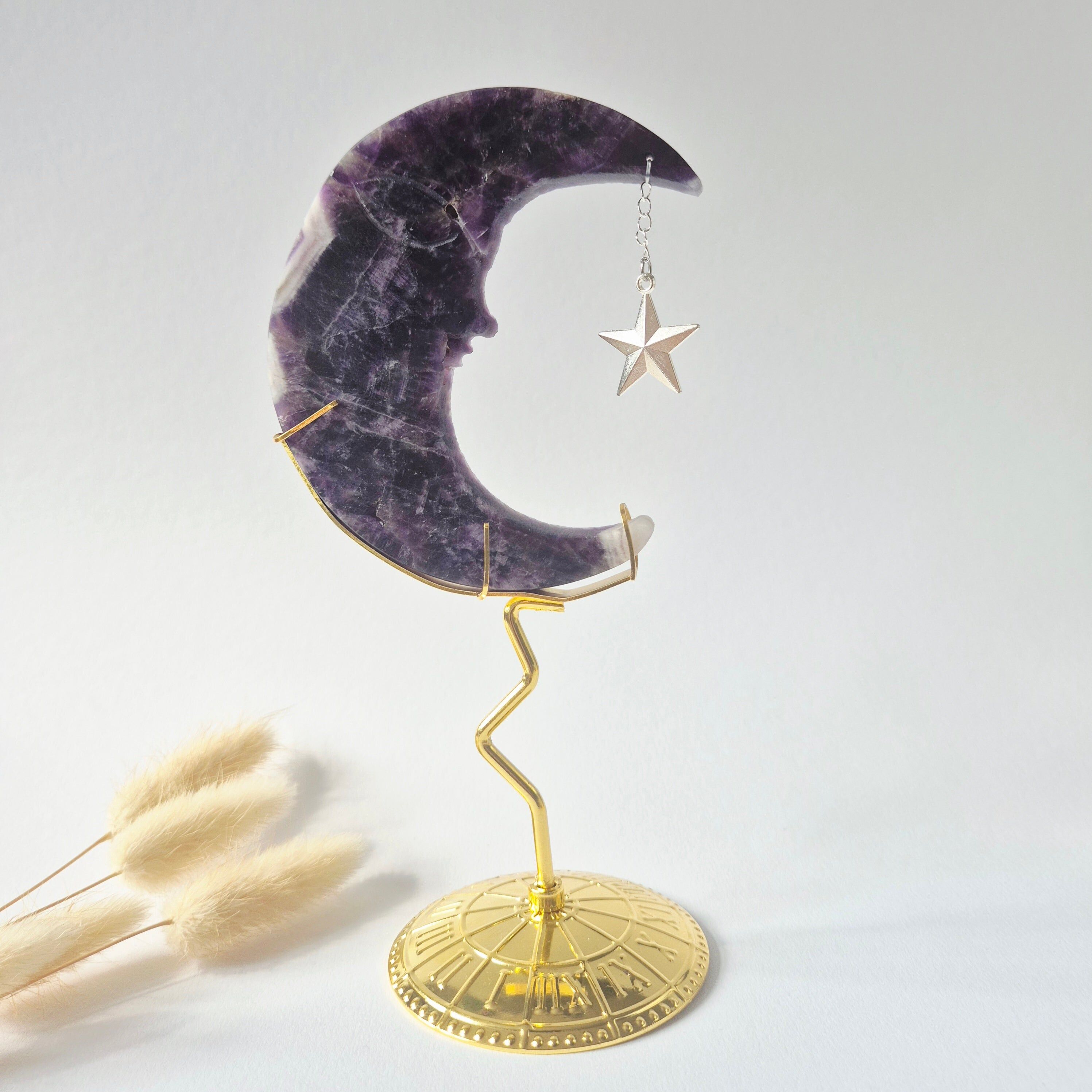 Dream Amethist Maan op Goudkleurige Standaard – 10cm #26 - Edelsteen Gezicht Gravure Spiritueel Interieur