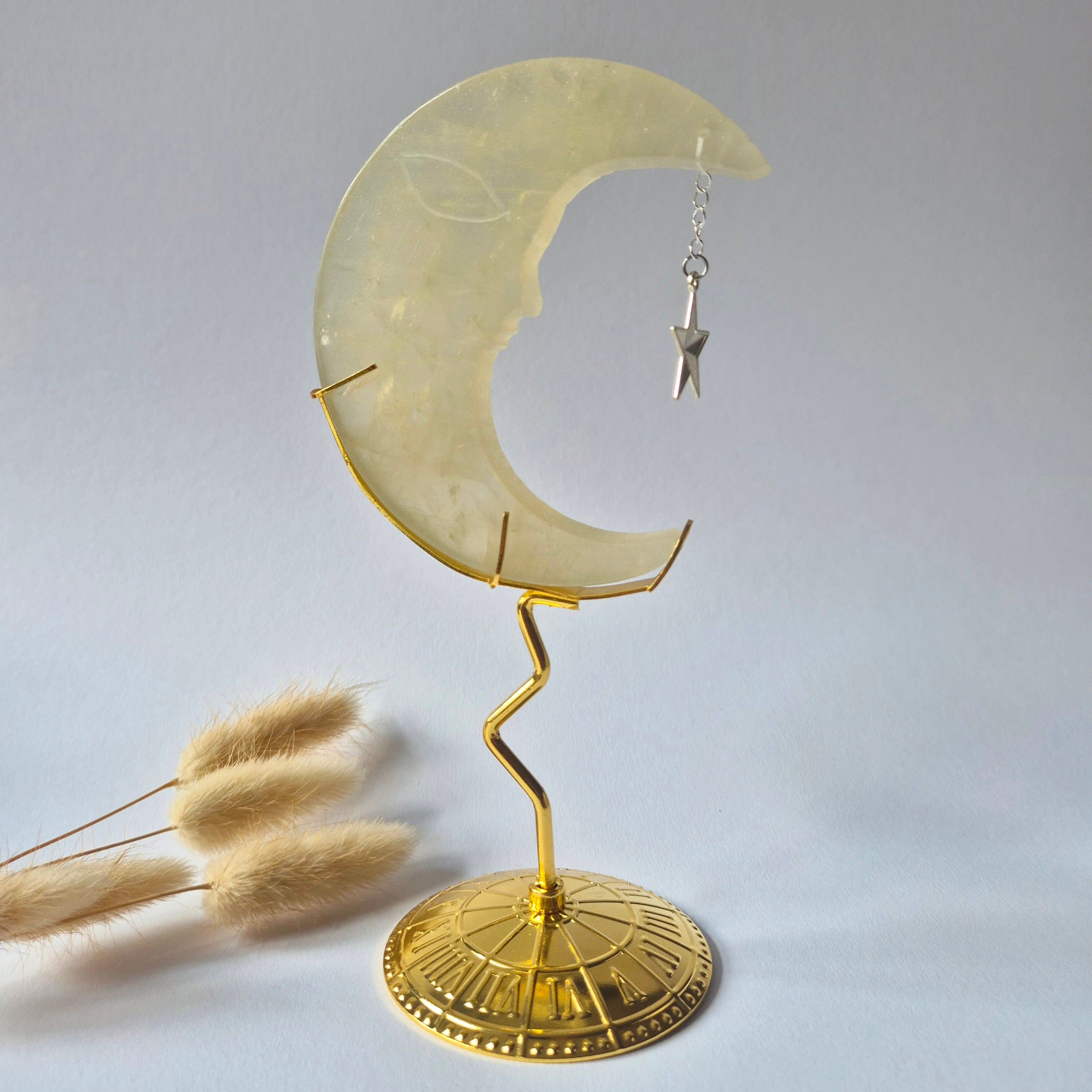 Citrien Maan op Goudkleurige Standaard – 10cm - Edelsteen Gezicht Gravure Spiritueel Interieur