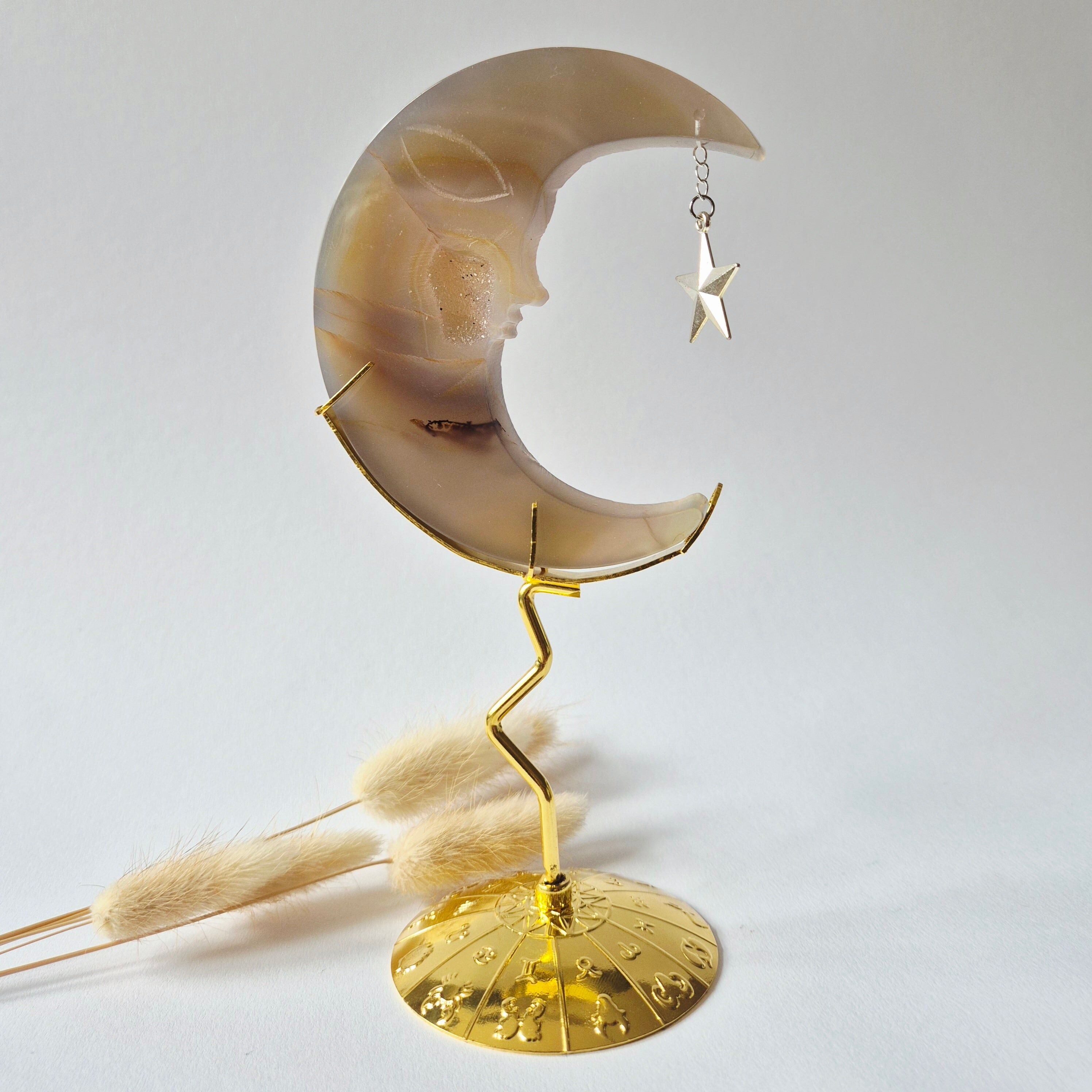 Druzy Grijze Agaat Maan op Goudkleurige Standaard – 10cm #1 - Edelsteen Gezicht Gravure Spiritueel Interieur