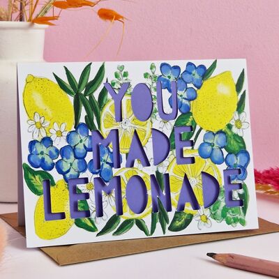 Tarjeta de felicitaciones cortada en papel de You Made Lemonade