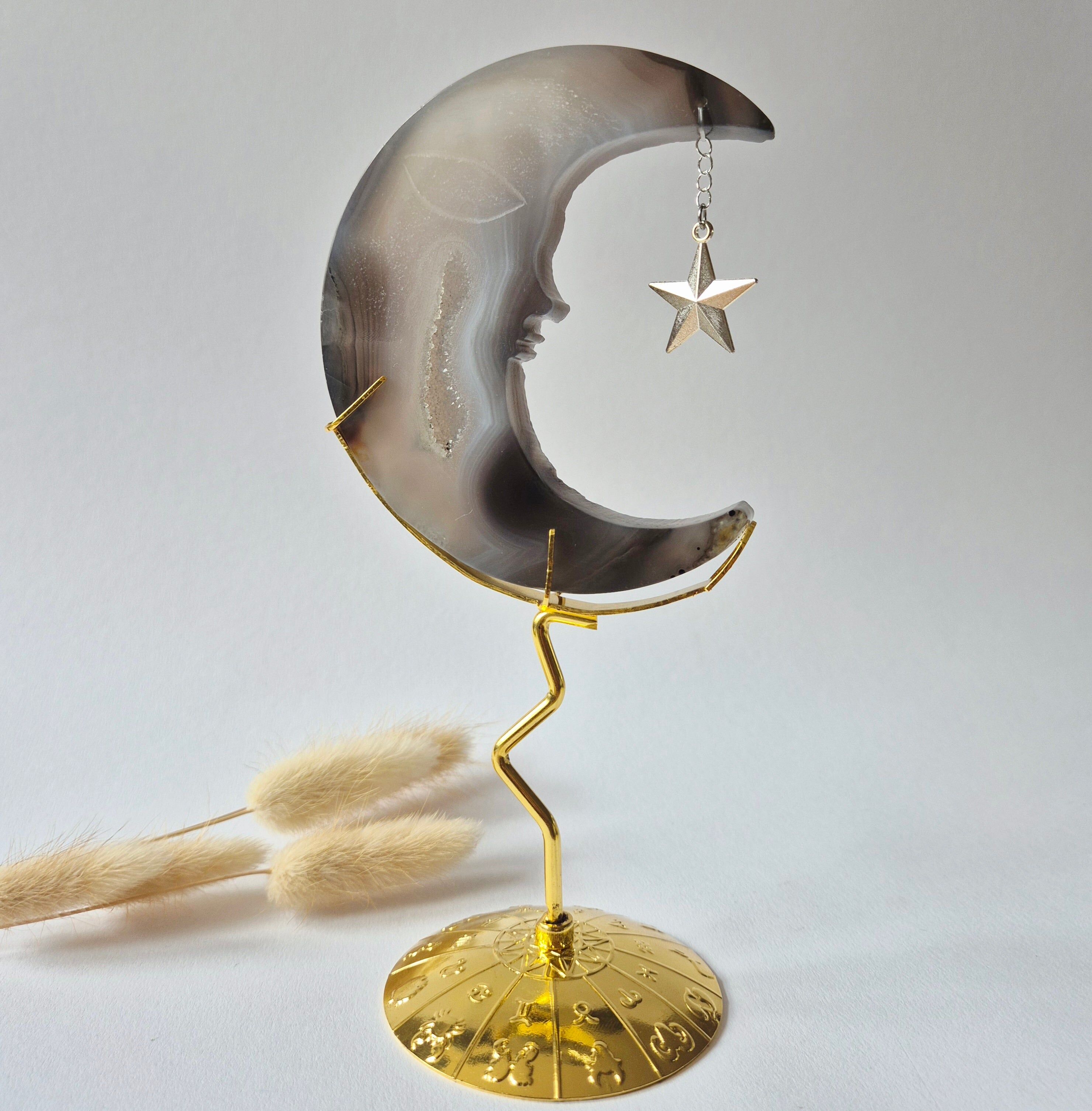 Druzy Grijze Agaat Maan op Goudkleurige Standaard – 10cm #3 - Edelsteen Gezicht Gravure Spiritueel Interieur