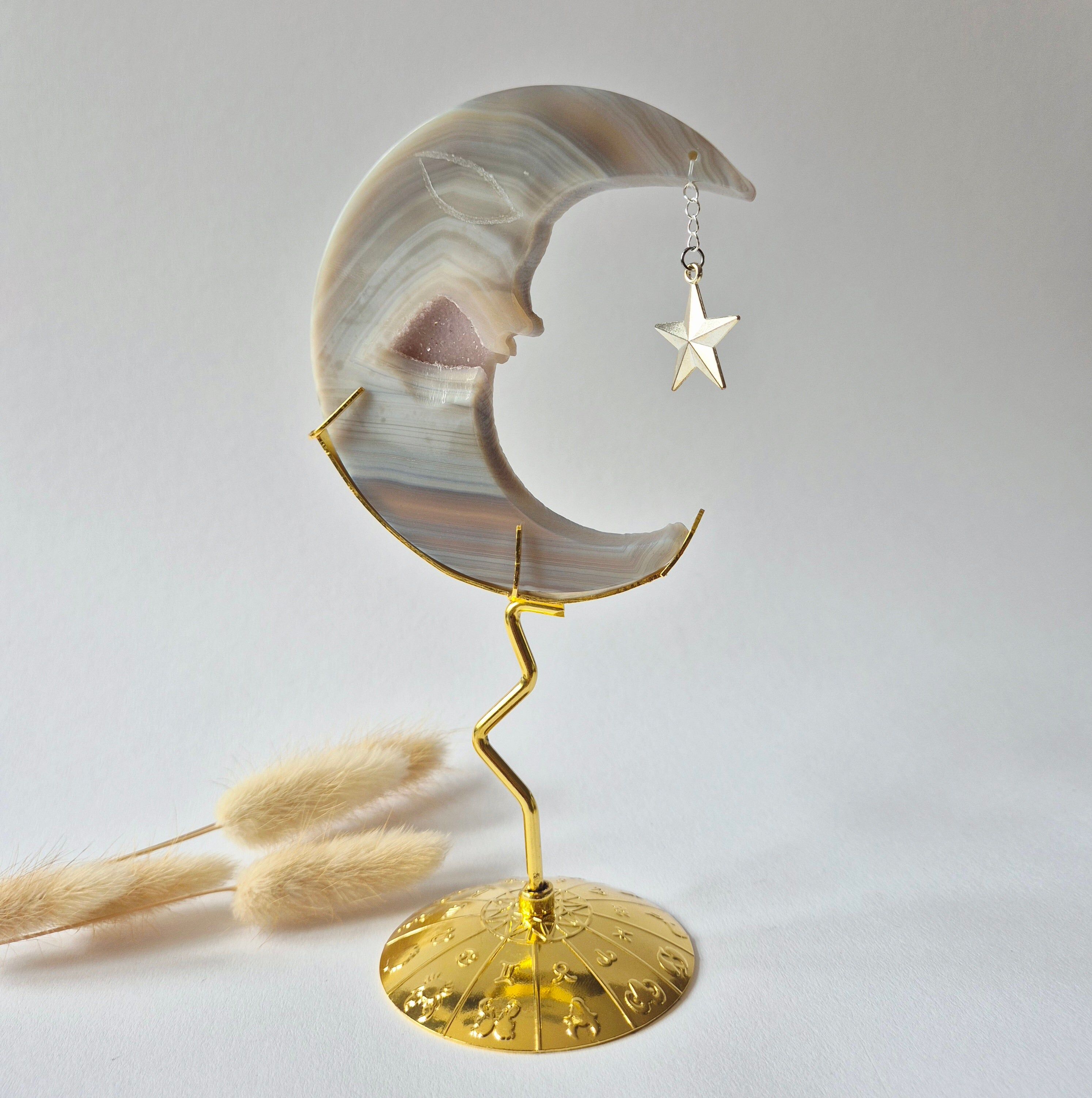 Druzy Grijze Agaat Maan op Goudkleurige Standaard – 10cm #4 - Edelsteen Gezicht Gravure Spiritueel Interieur