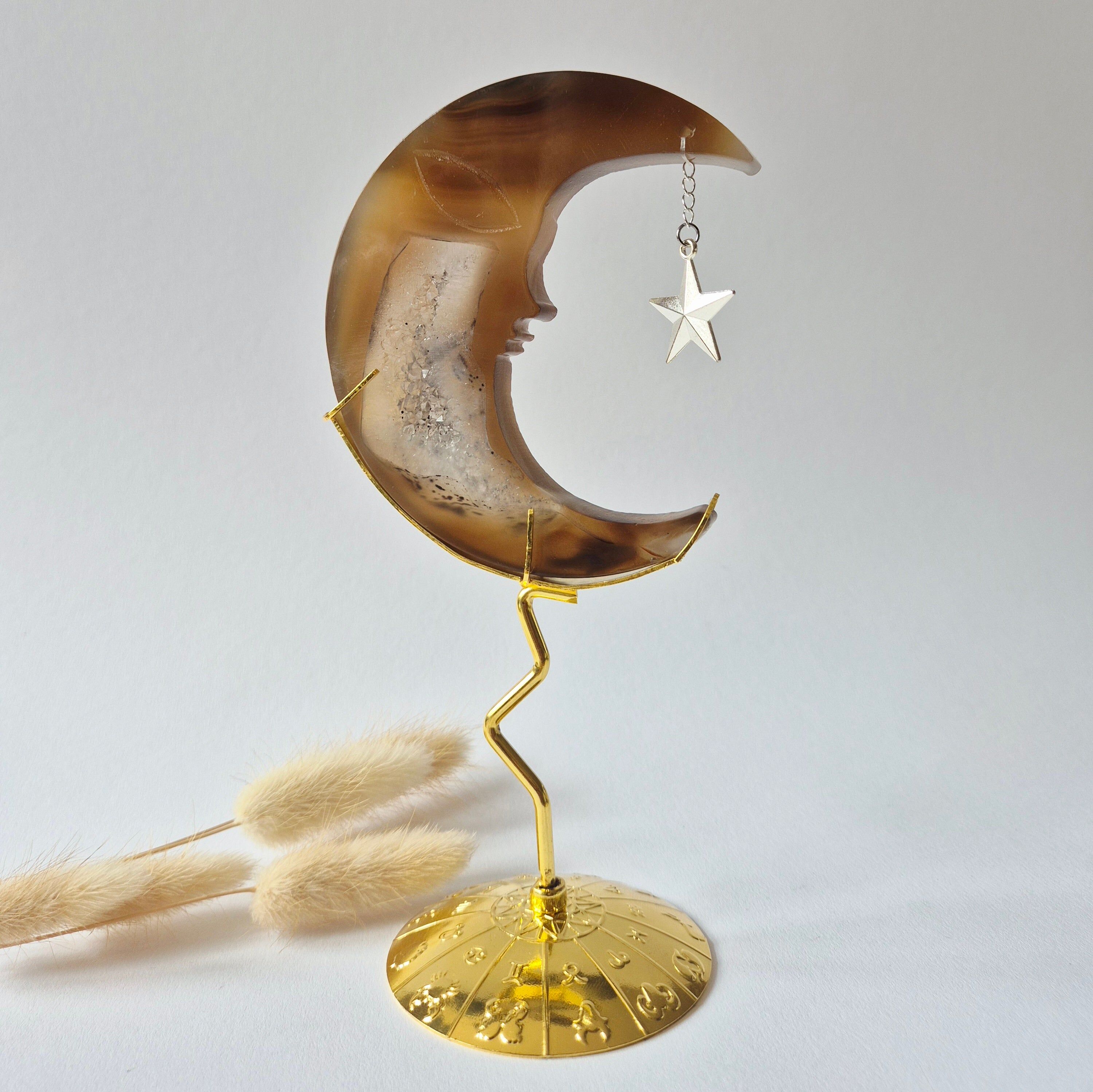 Druzy Grijze Agaat Maan op Goudkleurige Standaard – 10cm #5 - Edelsteen Gezicht Gravure Spiritueel Interieur