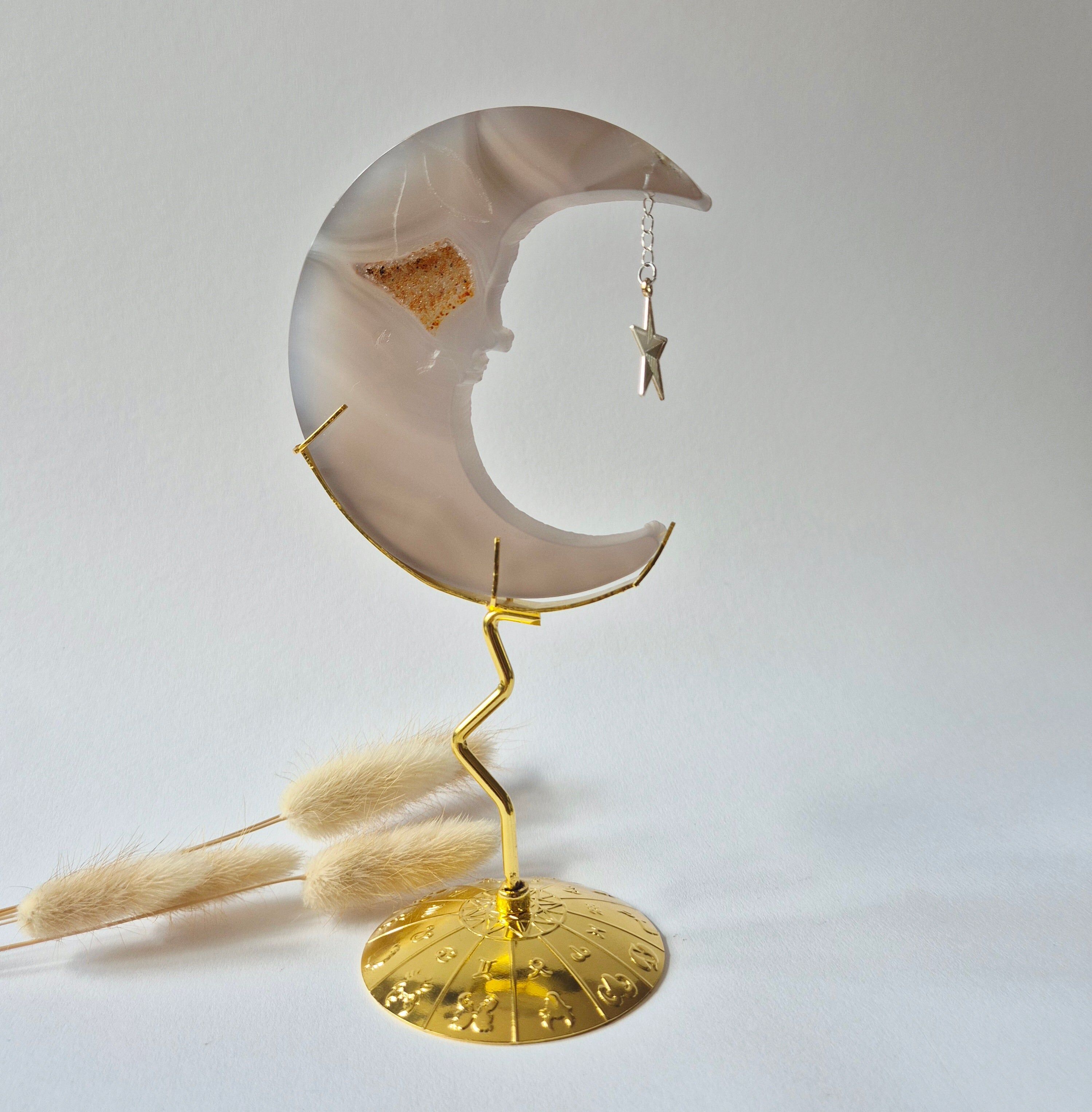 Druzy Grijze Agaat Maan op Goudkleurige Standaard – 10cm #10 - Edelsteen Gezicht Gravure Spiritueel Interieur