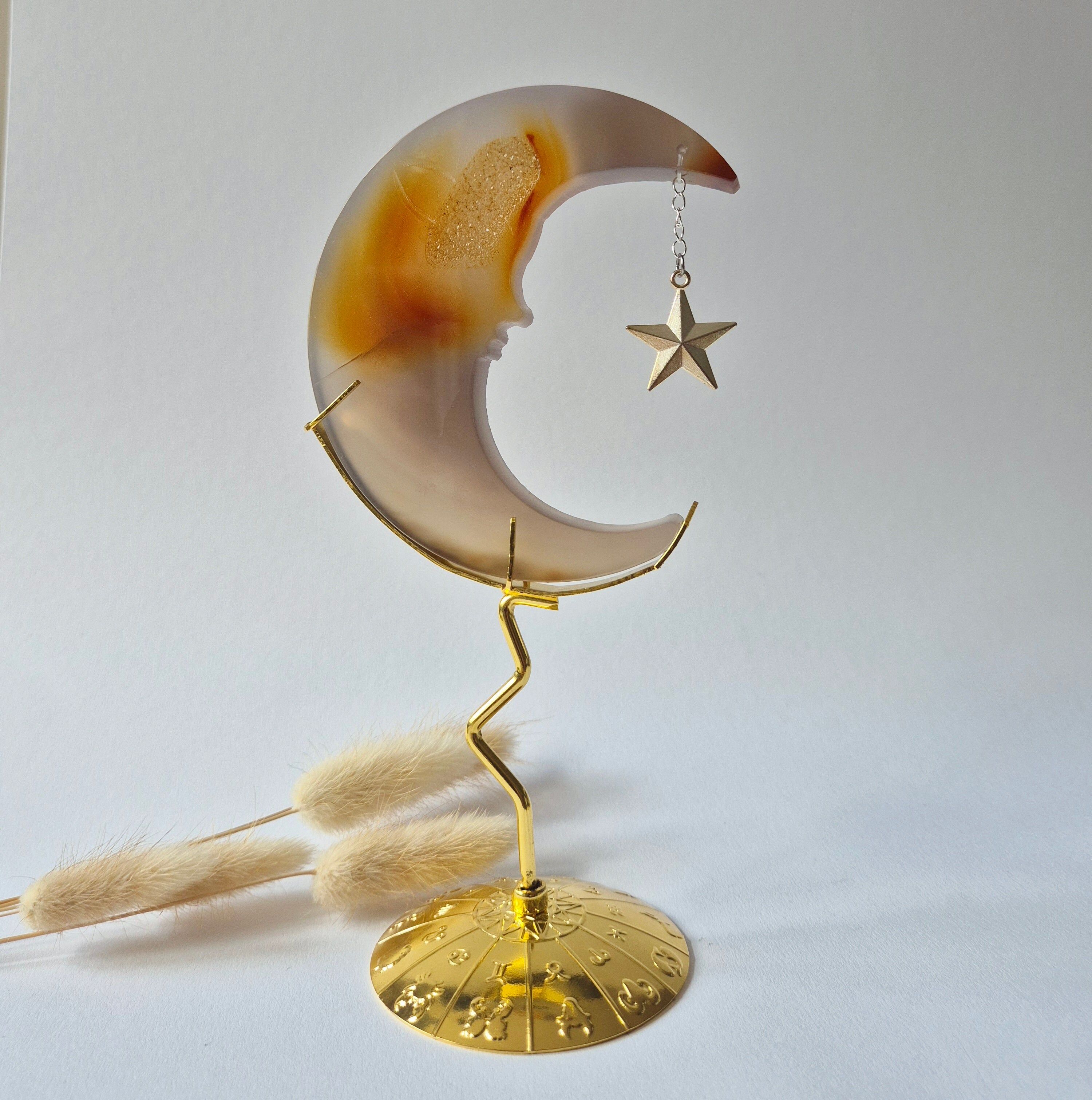 Druzy Grijze Agaat Maan op Goudkleurige Standaard – 10cm #11 - Edelsteen Gezicht Gravure Spiritueel Interieur