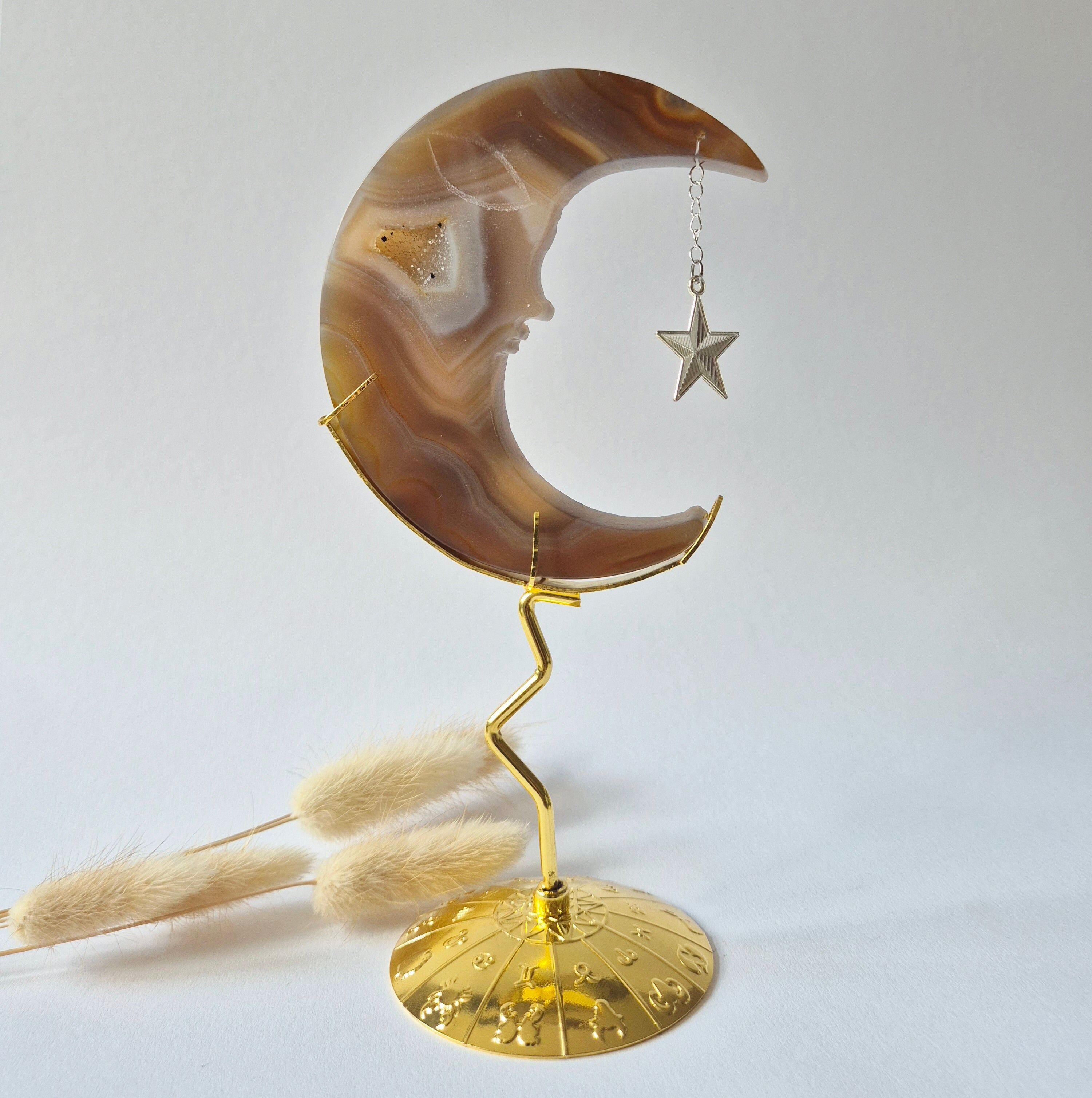 Druzy Grijze Agaat Maan op Goudkleurige Standaard – 10cm #12 - Edelsteen Gezicht Gravure Spiritueel Interieur
