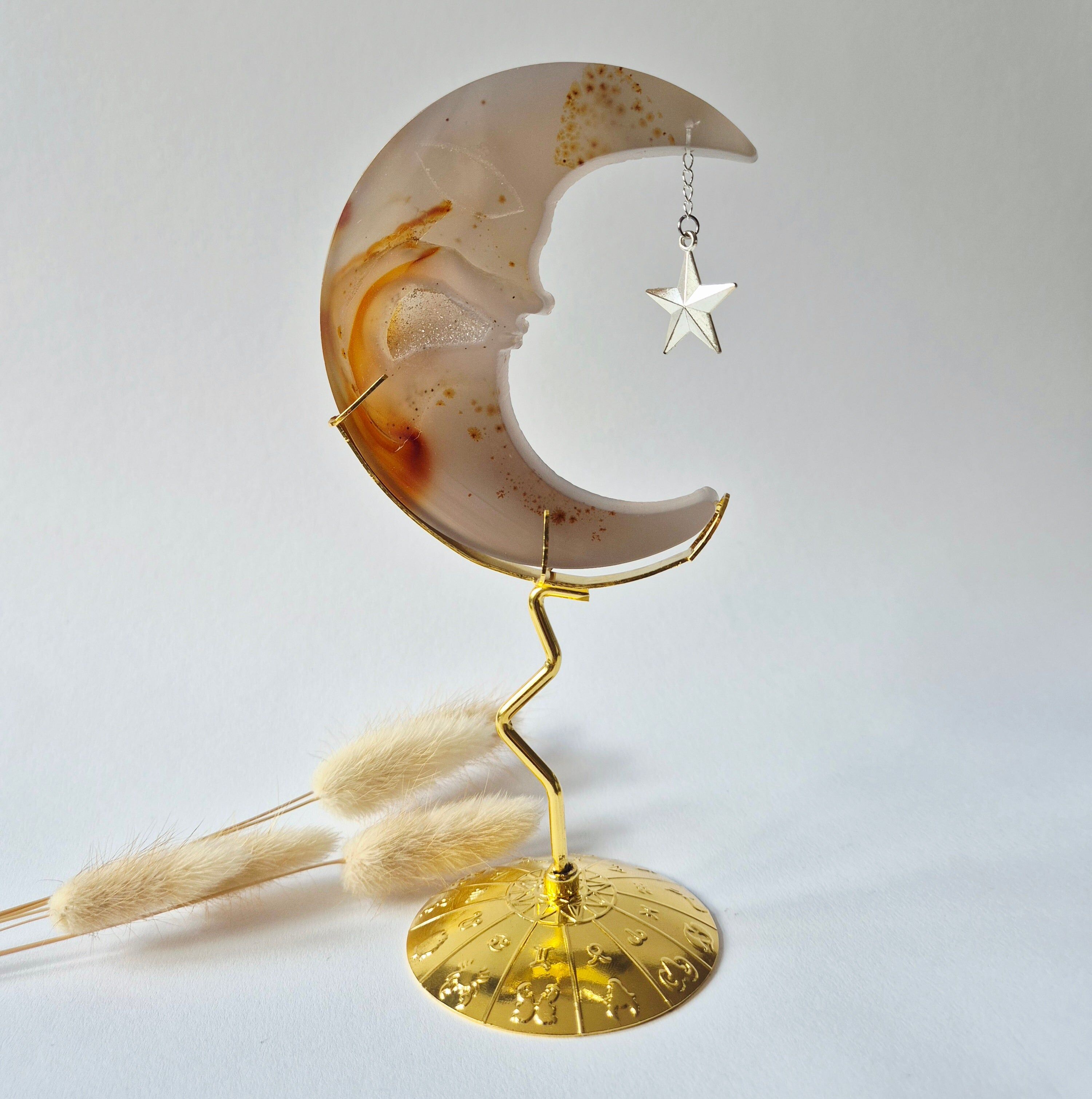 Druzy Grijze Agaat Maan op Goudkleurige Standaard – 10cm #13 - Edelsteen Gezicht Gravure Spiritueel Interieur