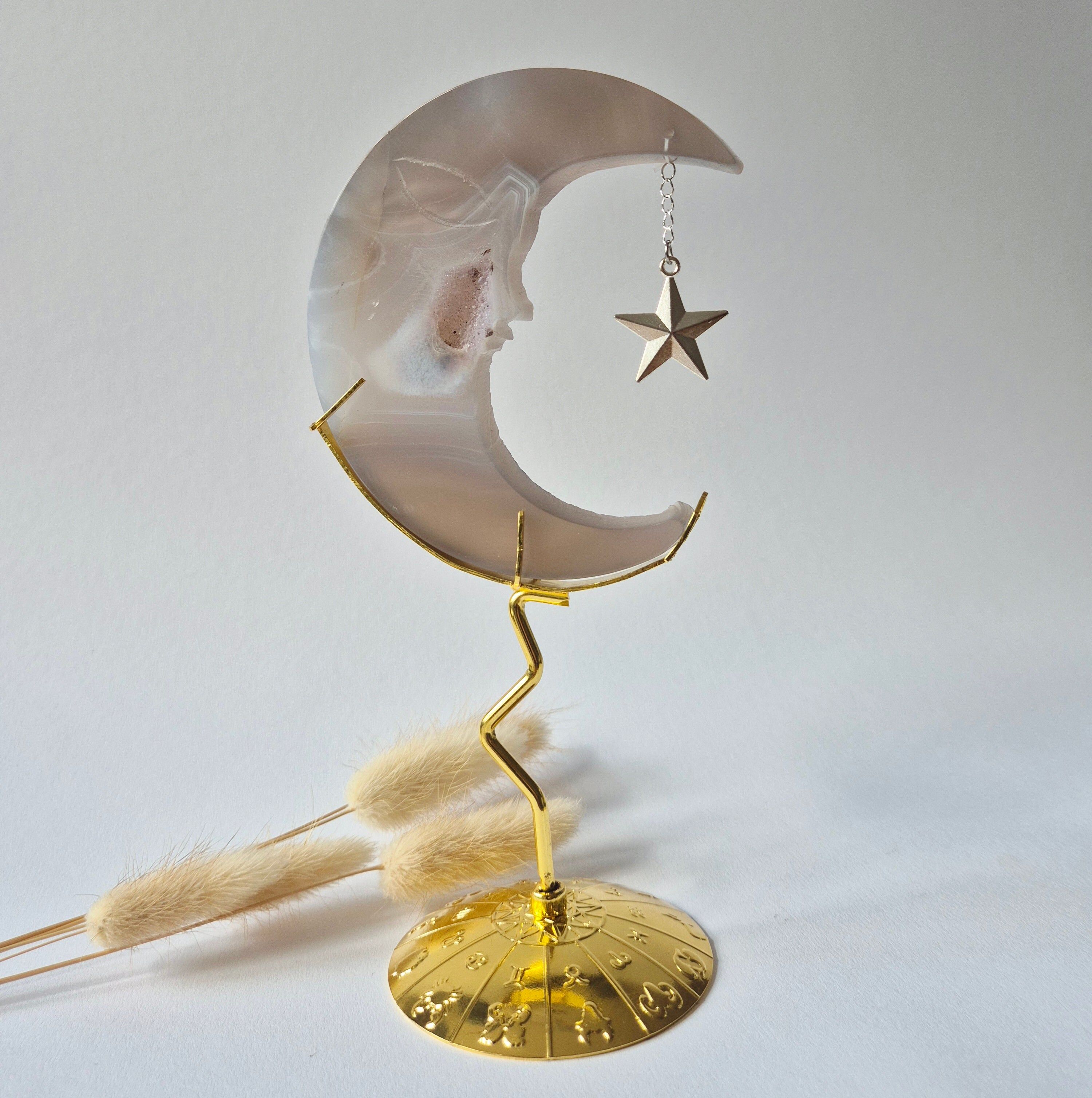 Druzy Grijze Agaat Maan op Goudkleurige Standaard – 10cm #15 - Edelsteen Gezicht Gravure Spiritueel Interieur