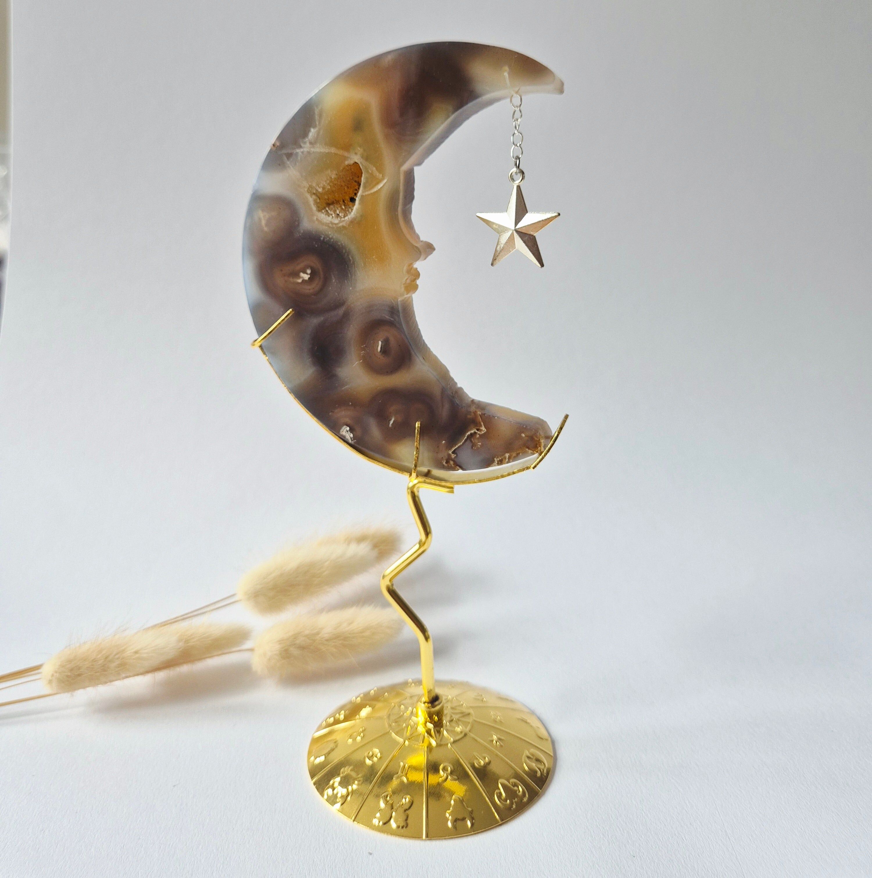 Druzy Grijze Agaat Maan op Goudkleurige Standaard – 10cm #18 - Edelsteen Gezicht Gravure Spiritueel Interieur