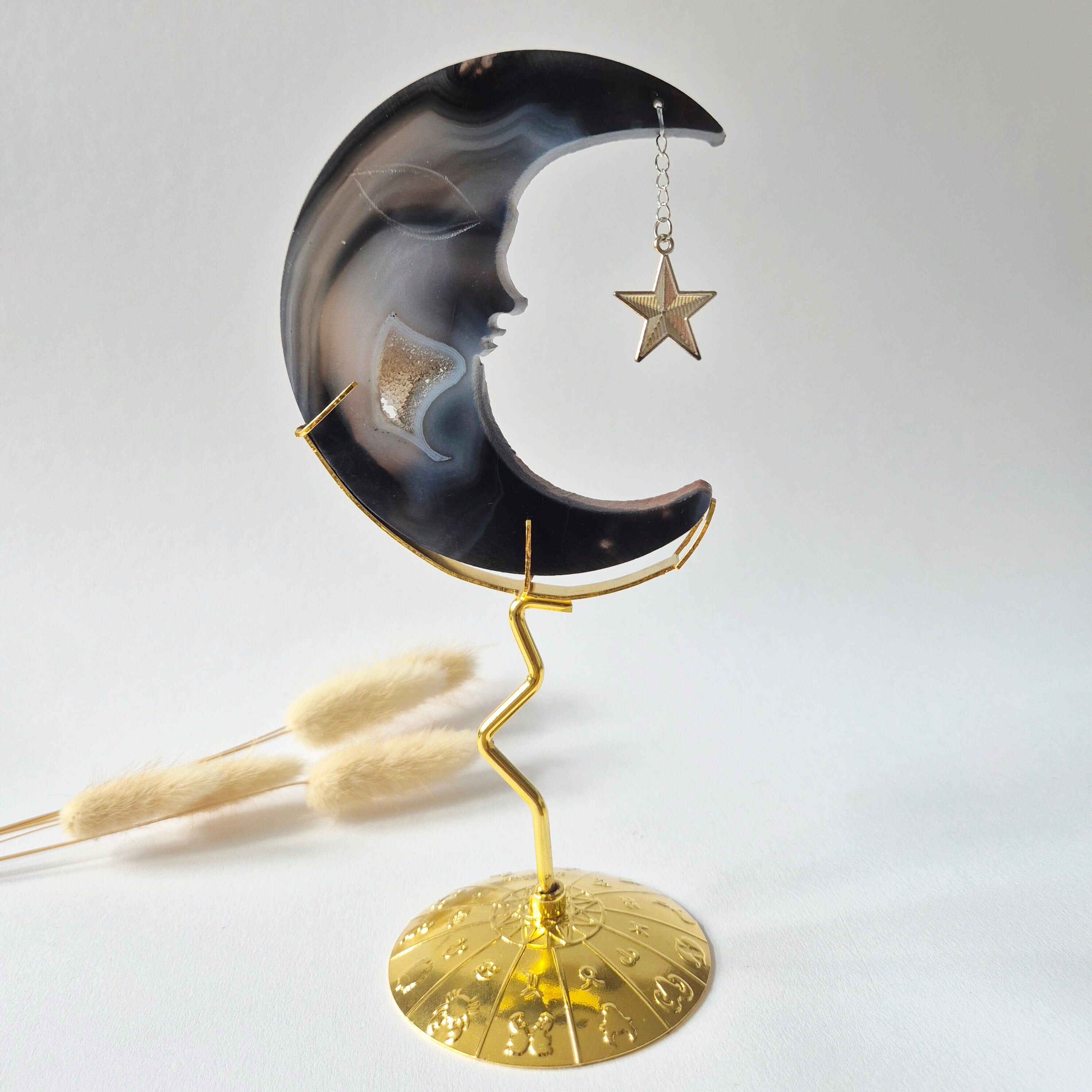 Druzy Grijze Agaat Maan op Goudkleurige Standaard – 10cm #19 - Edelsteen Gezicht Gravure Spiritueel Interieur