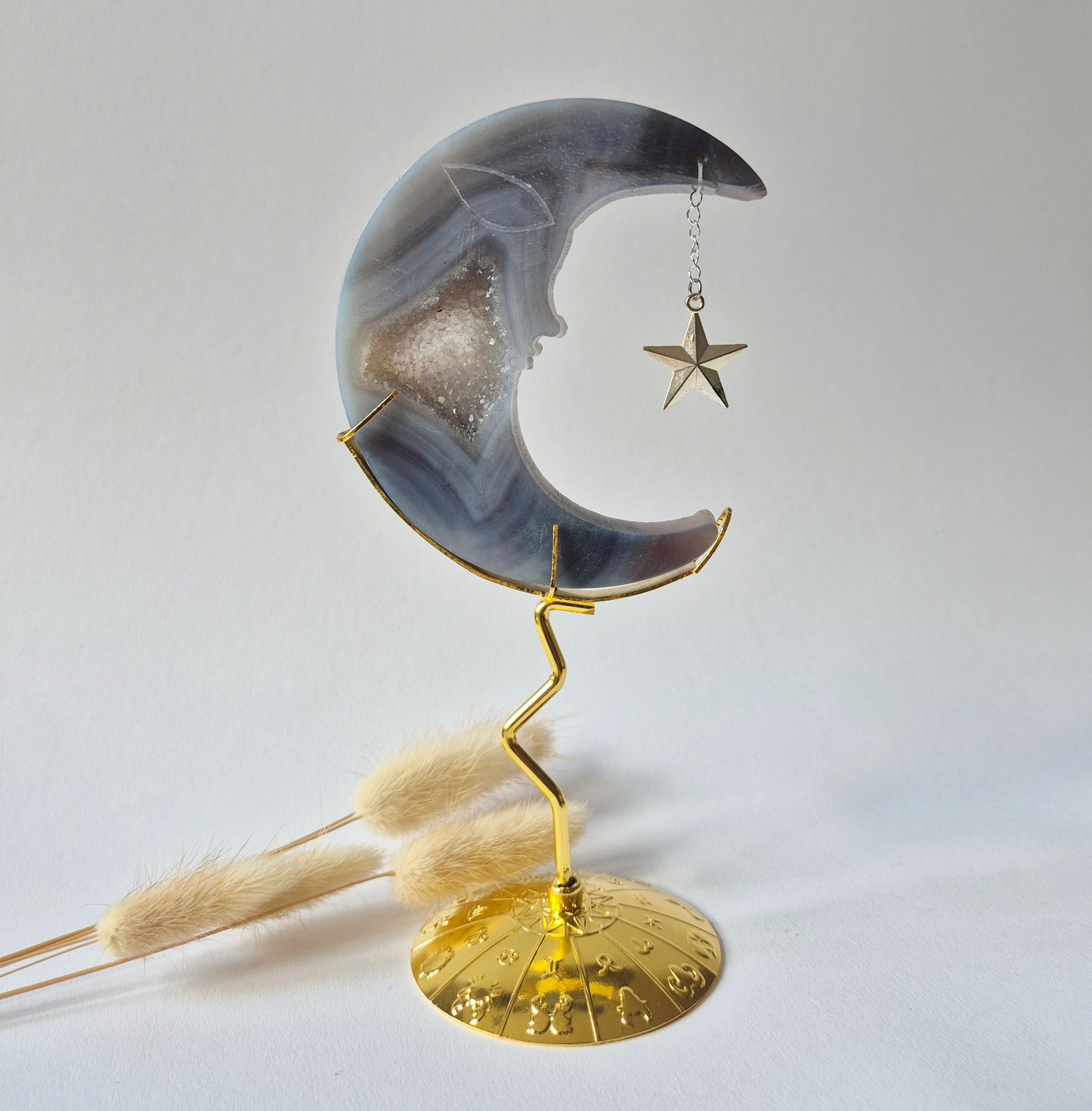 Druzy Grijze Agaat Maan op Goudkleurige Standaard – 10cm #14 - Edelsteen Gezicht Gravure Spiritueel Interieur