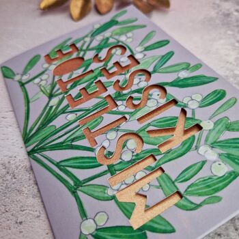 Carte de Noël découpée en papier métallique de bisous de gui 4