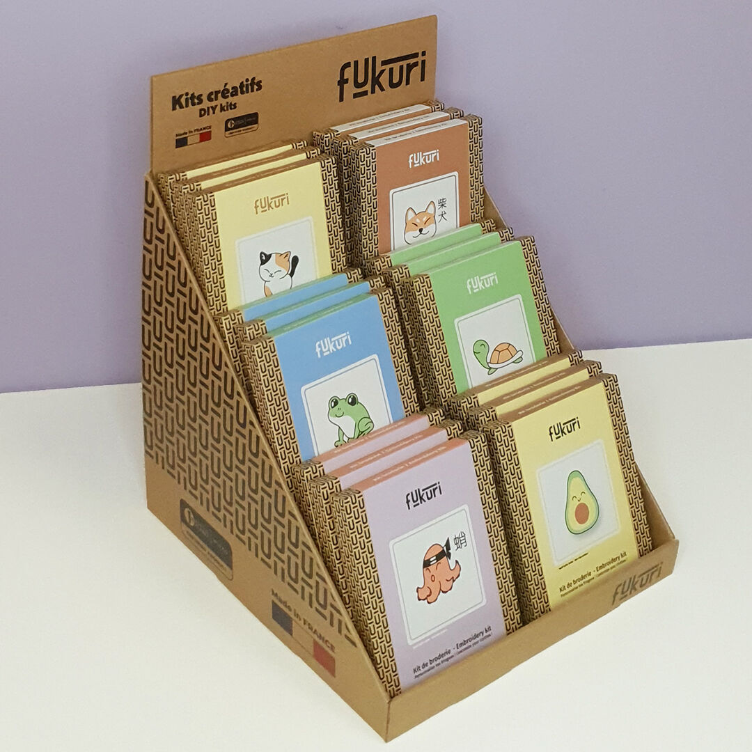 Présentoir + pack implantation 18 kits DIY Broderie