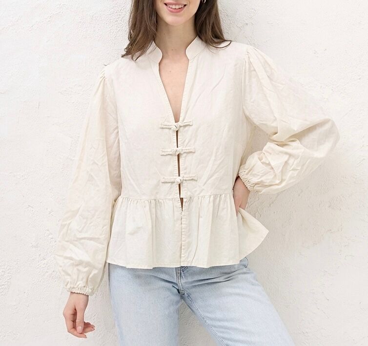 Blouse coupe péplum manches longues poignets élastiqués col mao noeuds brandebourg